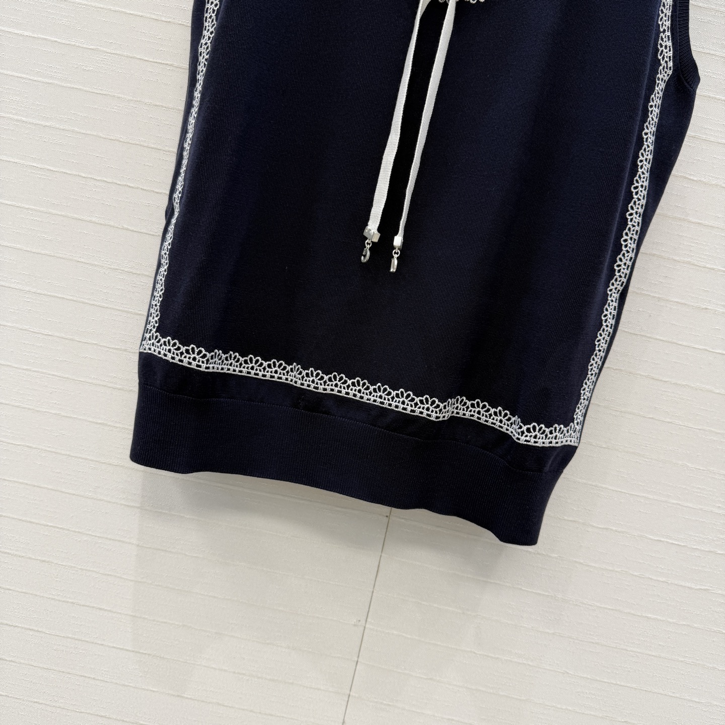 原单品质💋Miss D26s早春新品，花园世界系列系带蝴蝶结领针织背心。进口天丝桑蚕丝纱线质感细腻。金属