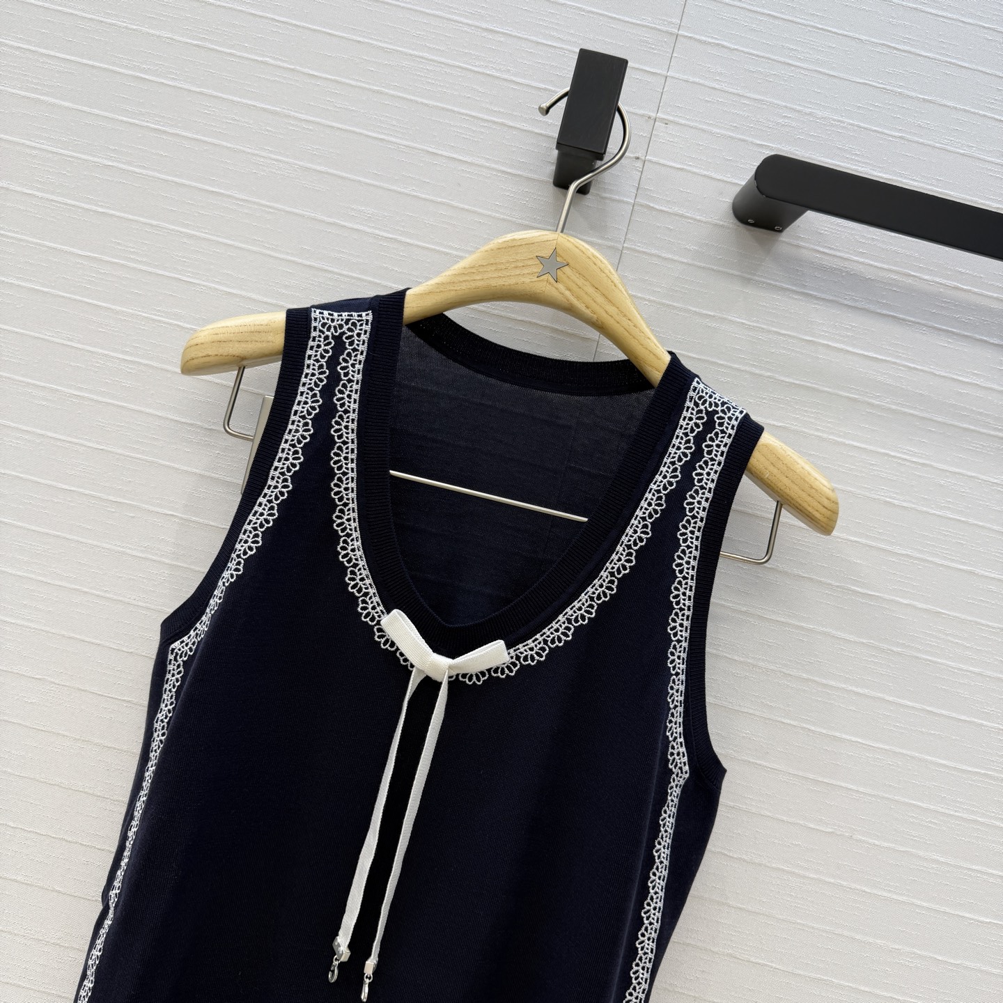 原单品质💋Miss D26s早春新品，花园世界系列系带蝴蝶结领针织背心。进口天丝桑蚕丝纱线质感细腻。金属