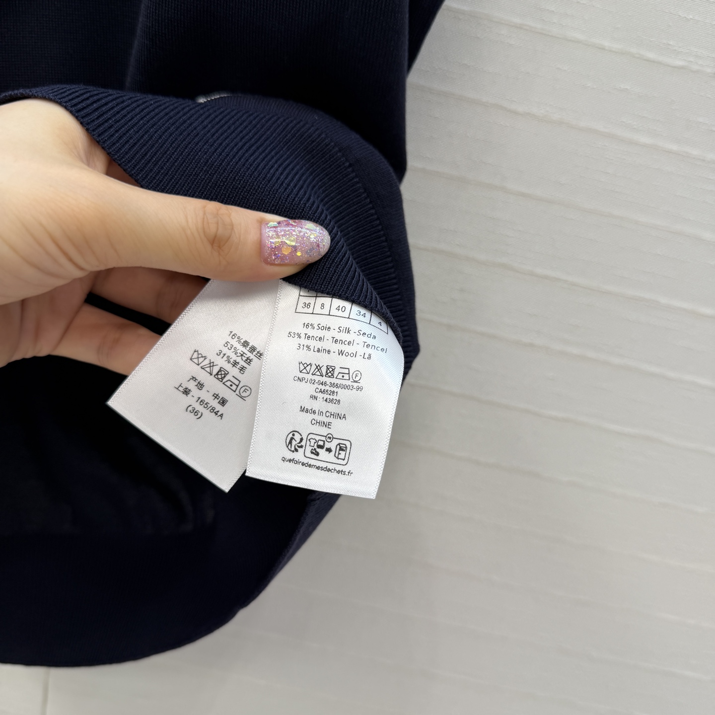 原单品质💋Miss D26s早春新品，花园世界系列系带蝴蝶结领针织背心。进口天丝桑蚕丝纱线质感细腻。金属