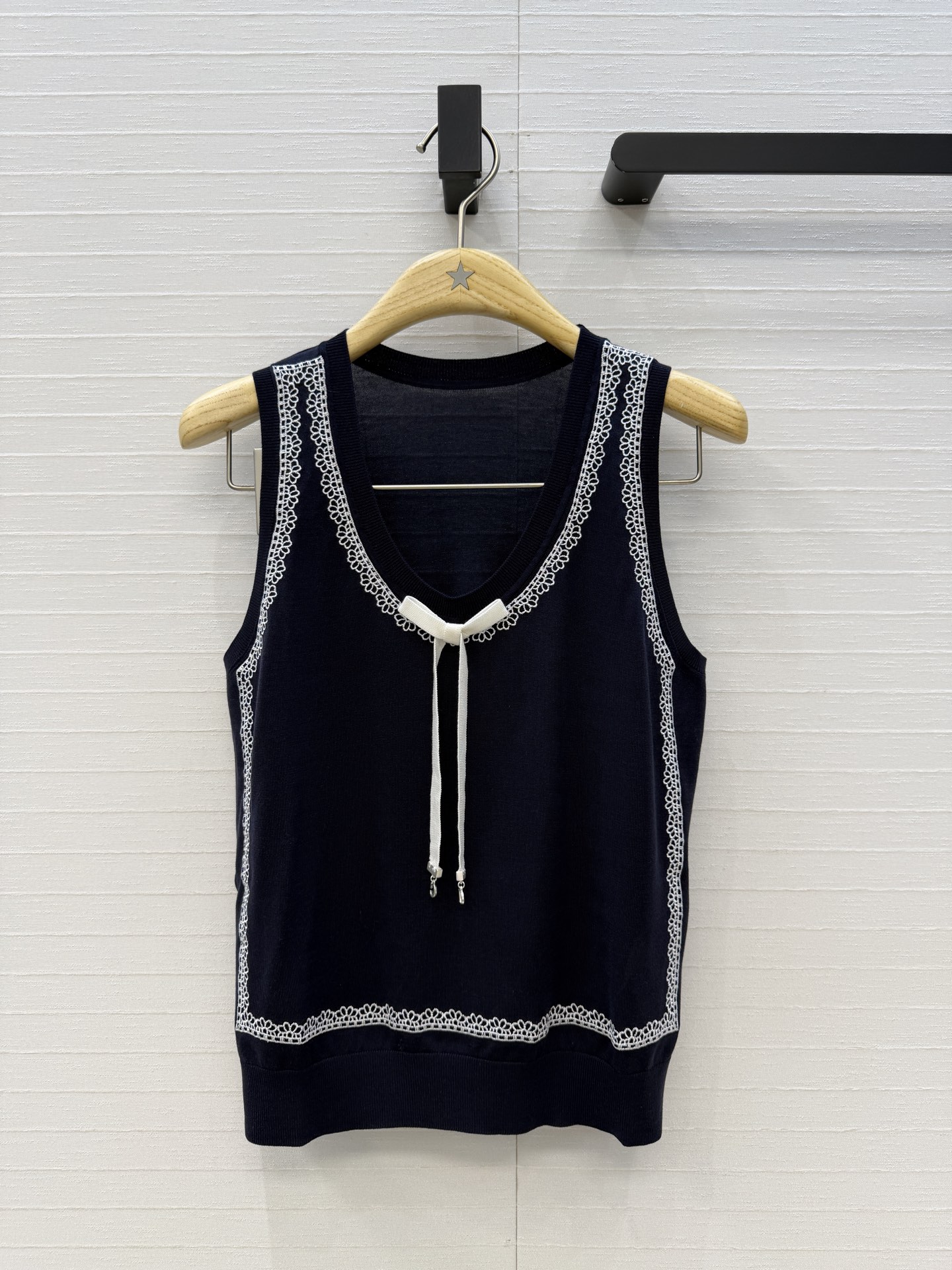 NO:860236,Original quality Miss D26s new early spring product, Garden World series knitted vest with bow tie and bow tie. Imported Tencel mulberry silk yarn has a delicate texture. The metal pendant details are fully positioned and the embroidery frame is gentle and elegant. It has a girly feel. The classic version can be easily used for commuting and leisure, and it is a must-have high-end item for white and beautiful women. Two colors and 3 codes!  Size 36, bust 82, length 52,.,Dior-clothing,dior,19860909原单品质Miss D26s早春新品,花园世界系列系带蝴蝶结领针织背心.进口天丝桑蚕丝纱线质感细腻.金属吊饰细节满分定位刺绣画框温柔优雅的少女感爆棚,经典版型不挑人通勤休闲都能轻松驾驭,白富美必入高级单品.两色3码！36码,胸围82,衣长52,.,迪奥-服装,dior,,Women's clothing
