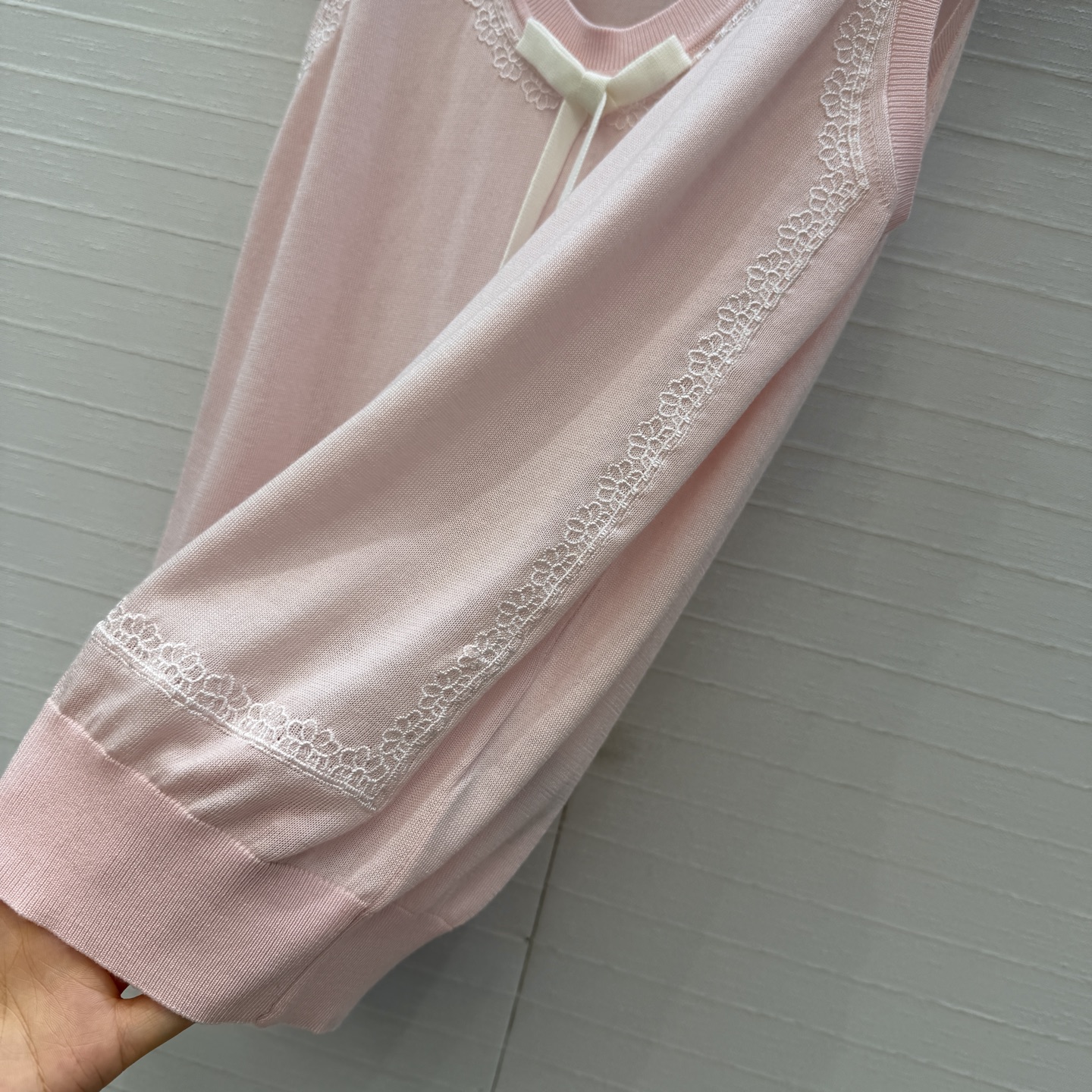原单品质💋Miss D26s早春新品，花园世界系列系带蝴蝶结领针织背心。进口天丝桑蚕丝纱线质感细腻。金属