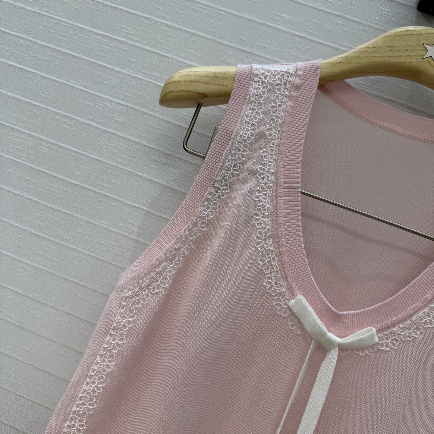 原单品质💋Miss D26s早春新品，花园世界系列系带蝴蝶结领针织背心。进口天丝桑蚕丝纱线质感细腻。金属