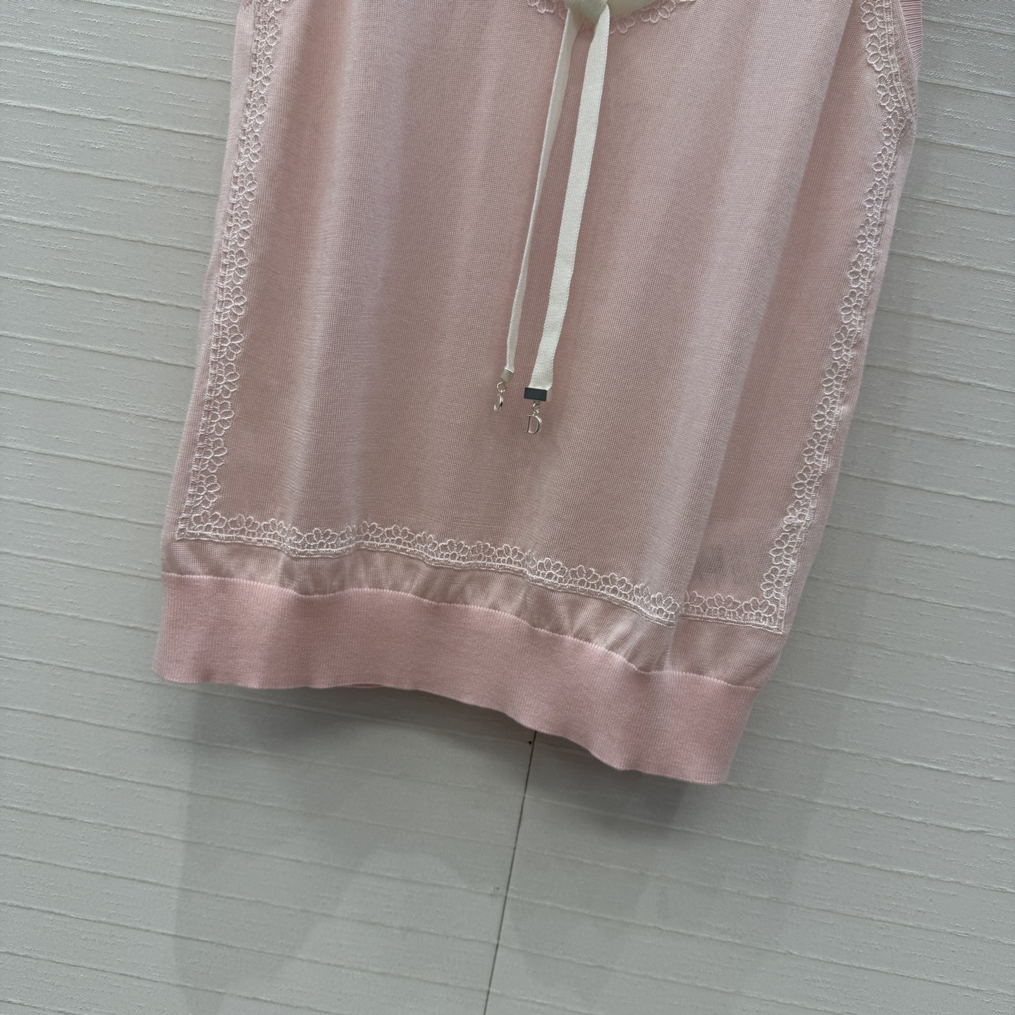 原单品质💋Miss D26s早春新品，花园世界系列系带蝴蝶结领针织背心。进口天丝桑蚕丝纱线质感细腻。金属