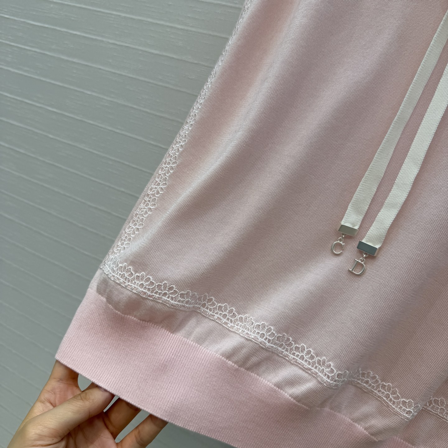 原单品质💋Miss D26s早春新品，花园世界系列系带蝴蝶结领针织背心。进口天丝桑蚕丝纱线质感细腻。金属