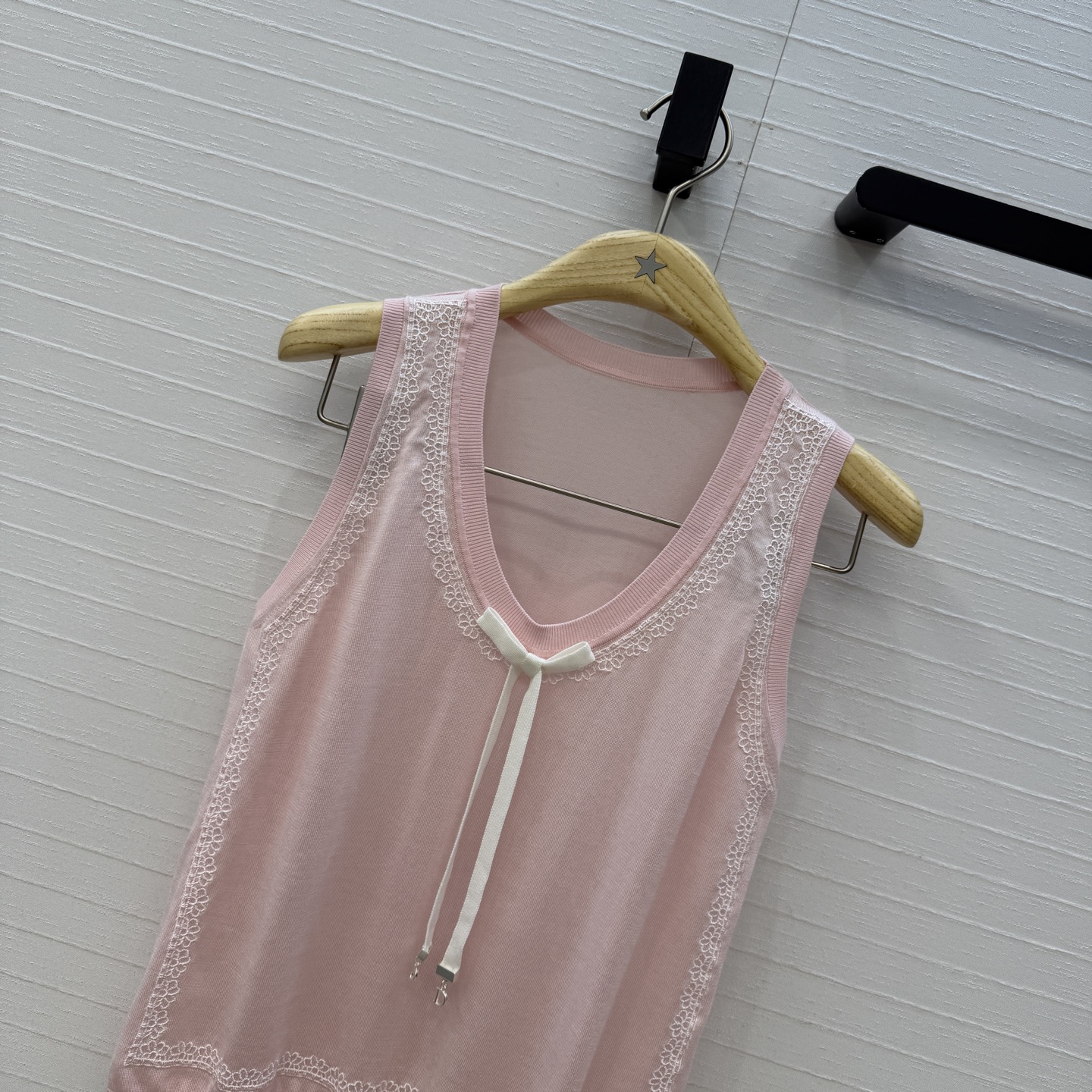 原单品质💋Miss D26s早春新品，花园世界系列系带蝴蝶结领针织背心。进口天丝桑蚕丝纱线质感细腻。金属