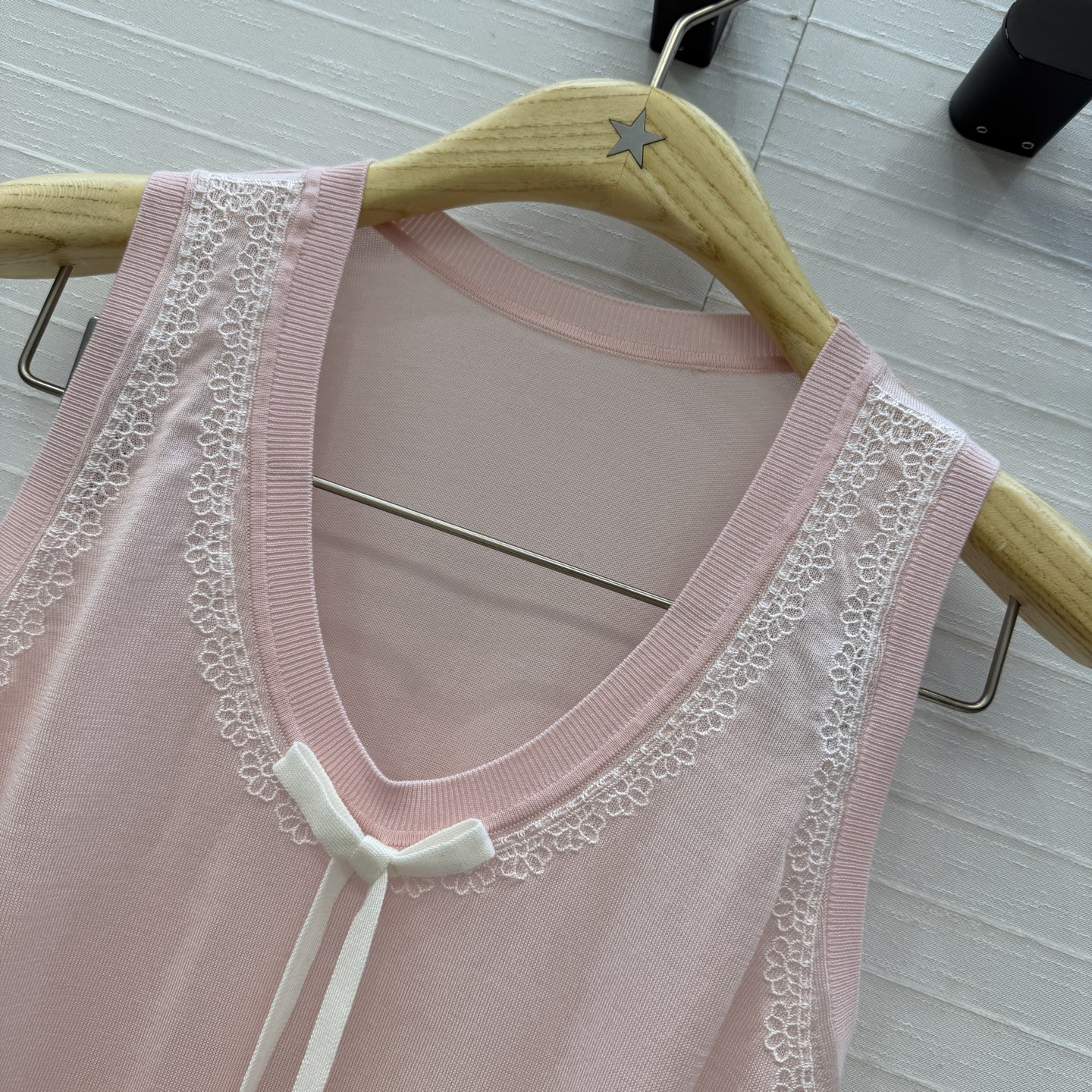 原单品质💋Miss D26s早春新品，花园世界系列系带蝴蝶结领针织背心。进口天丝桑蚕丝纱线质感细腻。金属