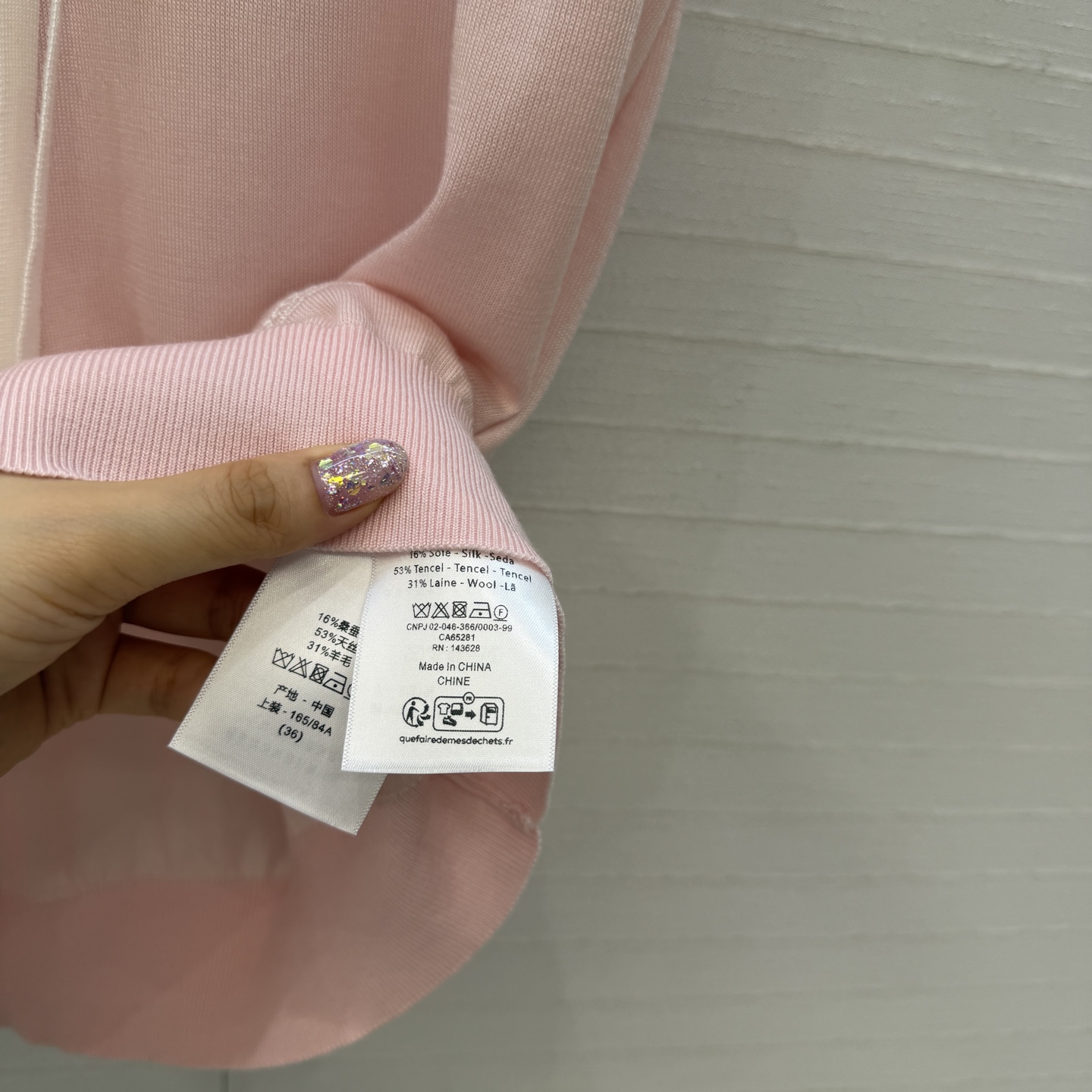 原单品质💋Miss D26s早春新品，花园世界系列系带蝴蝶结领针织背心。进口天丝桑蚕丝纱线质感细腻。金属