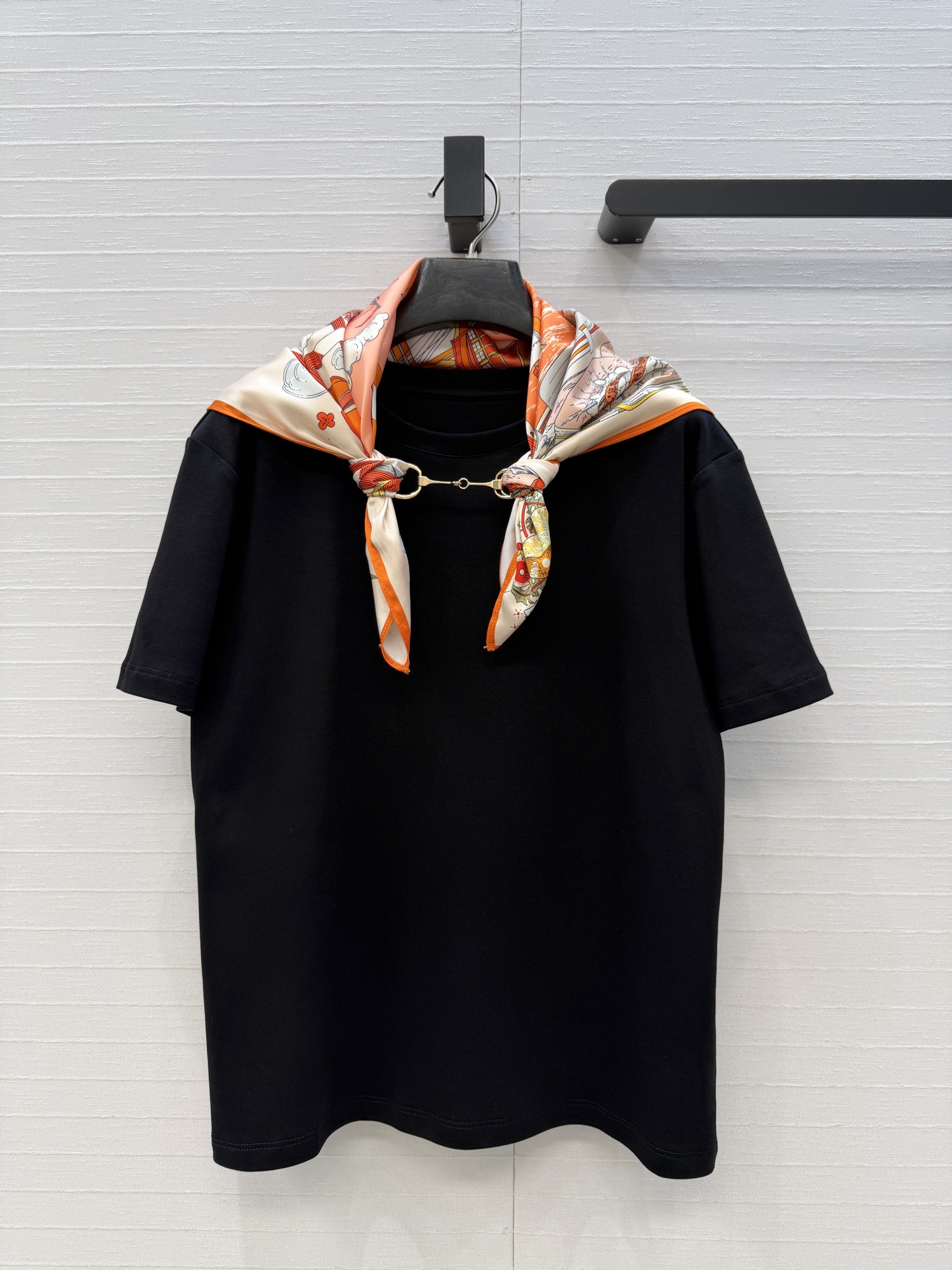 NO:860222,High-end original quality H high-intellectual wear, 'Navigation Poetry' metal saddle button silk scarf pure cotton T-shirt!  The new spring and summer 26 saddle buckle chain positioning printed pattern silk scarf, imported pure cotton fabric is soft, waxy, delicate and has a great texture. It has a sweet and salty temperament, age-reducing girlish style, versatile and not picky!  The perfect workmanship quality depends on the details. Two colors S-L sizes. Large orders are thrown over. S size shoulder width 41, bust 90, length 56. Hermès - clothing, hermes, tees, t-shirt,19860909高端原单品质H高智感穿搭,《航海诗意》金属马鞍扣丝巾纯棉T恤！26春夏新品马鞍扣链条定位印花图案丝巾,纯棉进口面料软糯细腻质感超赞.可甜可盐气质减龄少女风百搭不挑人！完美做工品质看细节.两色S-L码.大单子甩过来.S码肩宽41,胸围90,衣长56.,爱马仕-服装,hermes,tees，t-shirt,,Women's clothing