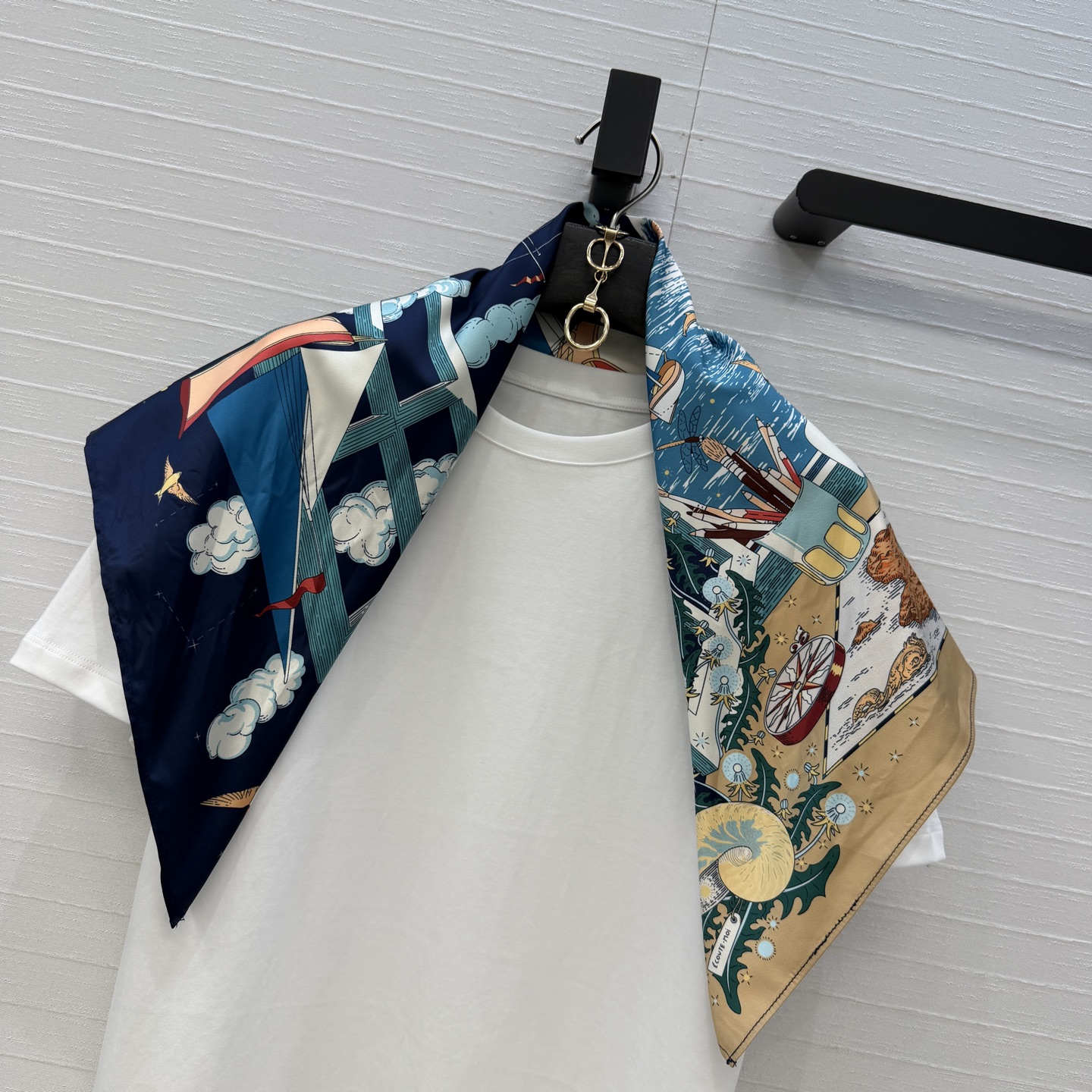 高端原单品质❤️H高智感穿搭，《航海诗意》金属马鞍扣丝巾纯棉T恤！26春夏新品马鞍扣链条⛓️定位印花图案