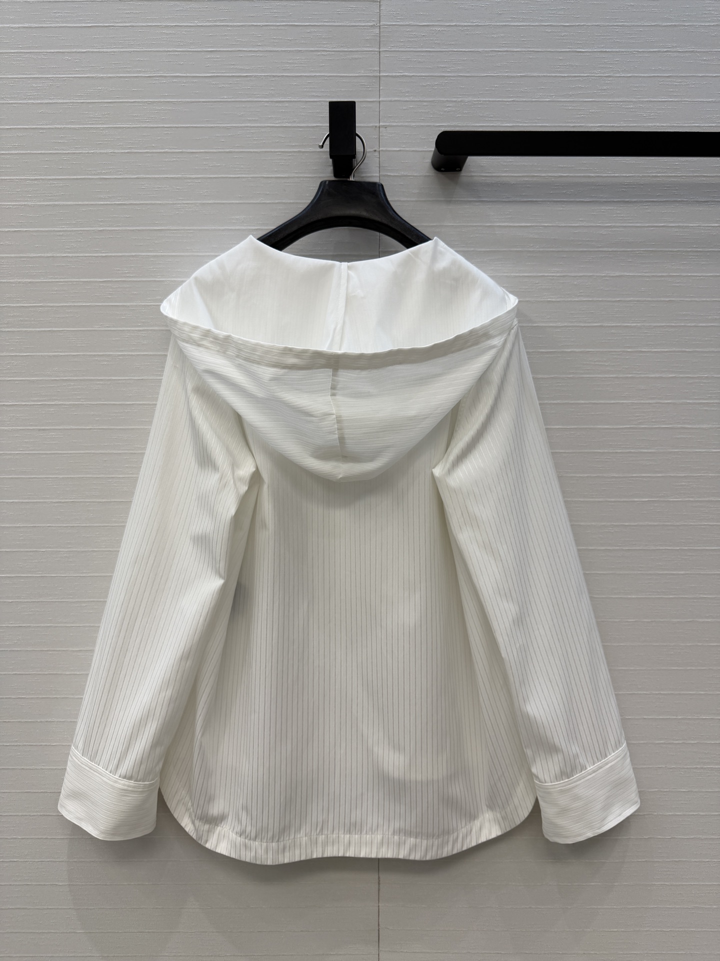 独家首发❤️Alai*26新品 法式连帽v领白衬衫，立体剪裁前短后长宽松版型设计上身显瘦又高挑！休闲随性