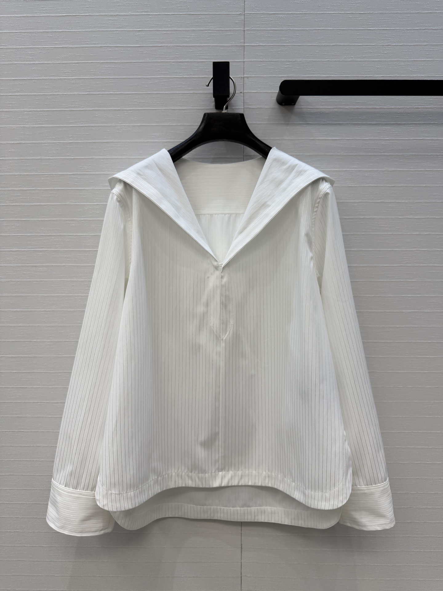 NO:860210,The exclusive first release of Alai*26's new product, French hooded v-neck white shirt, three-dimensional tailoring, short in front and long in back, loose fit design, making the upper body slim and tall!  Casual and stylish items are a must-have for Bai Fumei!  The workmanship quality of imported jacquard dark stripe pure cotton fabric depends on the details. One color and three sizes can be stocked in seconds!  Size S, shoulder width 44, bust 114, length 64-70..., women's clothing, alaia, shirts, hats,19860909独家首发Alai*26新品 法式连帽v领白衬衫,立体剪裁前短后长宽松版型设计上身显瘦又高挑！休闲随性时髦单品白富美必入！进口提花暗条工艺纯棉面料做工品质看细节,一色三码现货速度秒！S码,肩宽44,胸围114、衣长64-70..,女装,alaia,shirts,hats,,Women's clothing