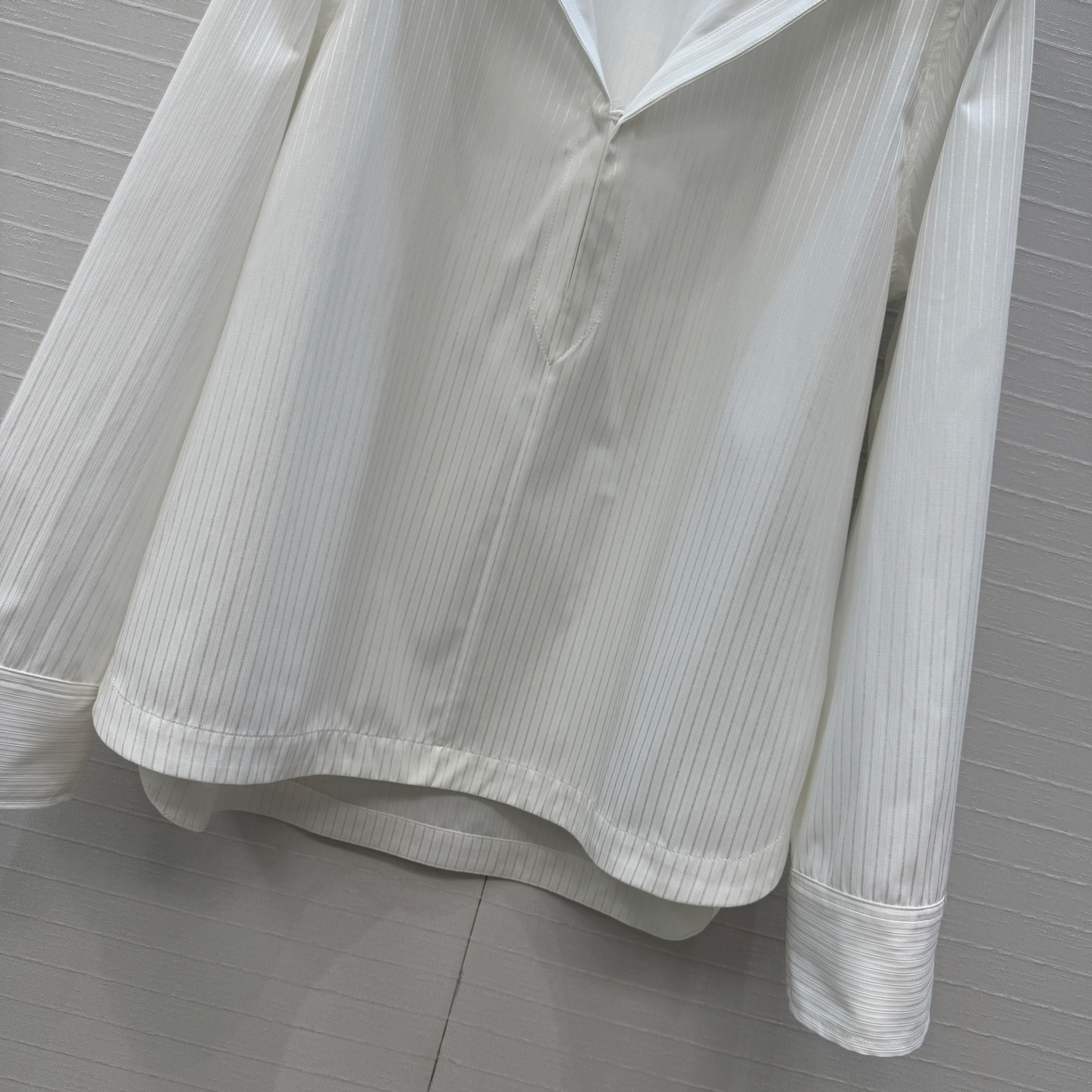 独家首发❤️Alai*26新品 法式连帽v领白衬衫，立体剪裁前短后长宽松版型设计上身显瘦又高挑！休闲随性