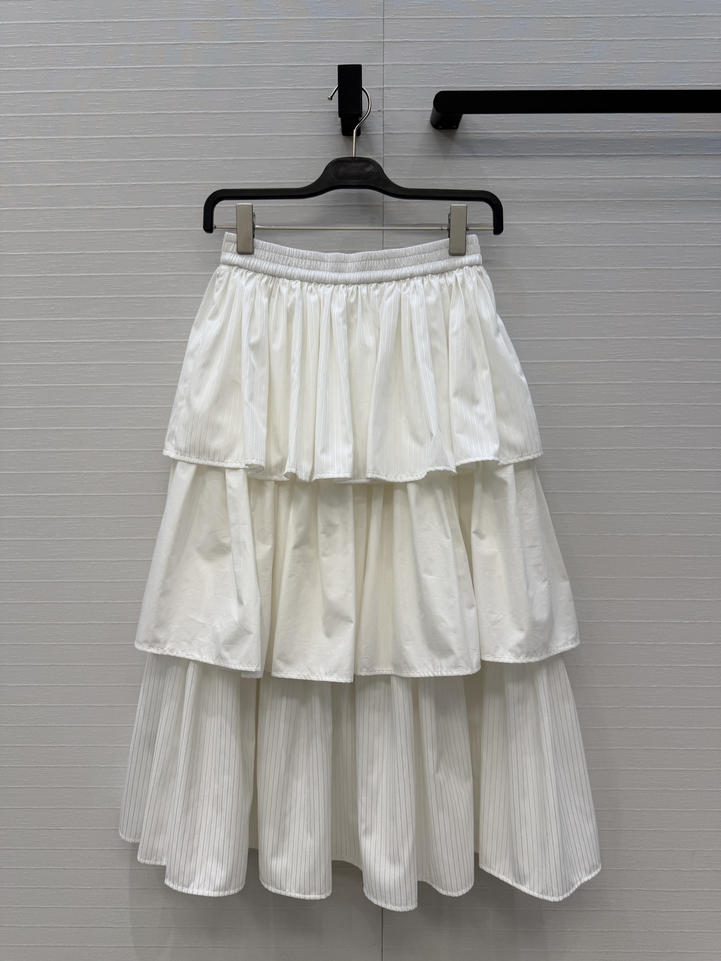NO:860195,The exclusive first release of Alai*26's new product, the French white cake skirt, has a layered design with a super three-dimensional aesthetic, and an elastic waist that is super tolerant, making it comfortable to wear and not flattering on your figure!  The skirt is smart and elegant, and the upper body can be cool, sweet, or soft. It is a fairy-like item that can be easily used in daily life, vacation, and formal occasions. Imported jacquard dark strip technology and pure cotton fabric are spliced. The workmanship quality depends on the details. One color and three sizes are available in seconds!  Size S, waist 64, skirt length 83.., women's clothing, alaia, skirts,19860909独家首发Alai*26新品 法式白色蛋糕半身裙,层叠设计超有立体美感,腰部松紧超包容,穿着舒适不挑身材！裙摆灵动飘逸,上身可酷可甜可柔美的仙气单品,日常、度假、正式场合都能轻松驾驭.进口提花暗条工艺拼接纯棉面料做工品质看细节,一色三码现货速度秒！S码,腰围64,裙长83..,女装,alaia,skirts,,Women's clothing
