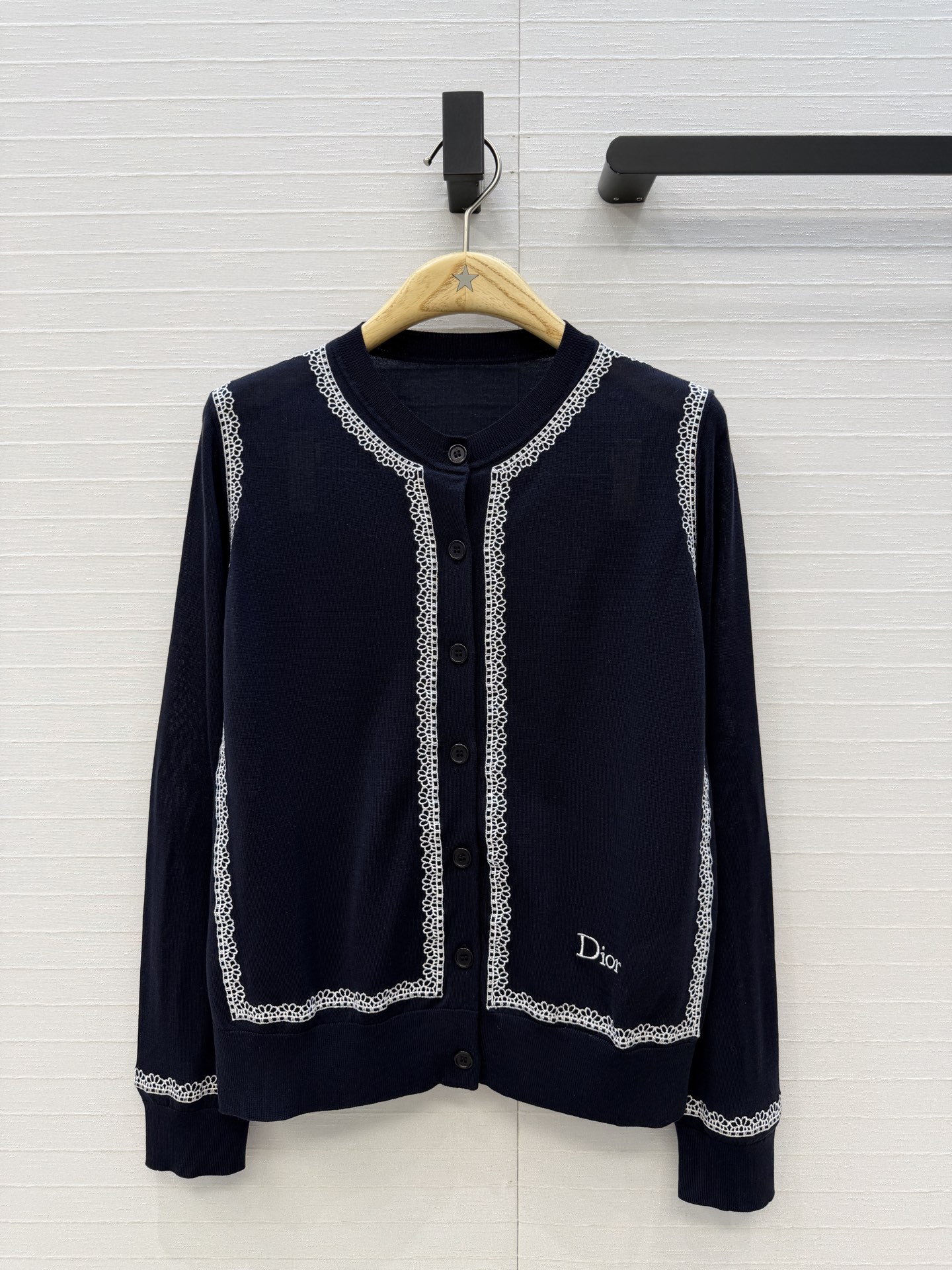 NO:860184,Original quality Miss D26s new early spring product, Garden World series knitted cardigan. Imported Tencel mulberry silk yarn has a delicate texture. The positioning embroidery frame has a gentle and elegant girly feel. The classic version is not picky and can be easily controlled for commuting and leisure. It is a must-have high-end item for white and beautiful women. Two colors and 3 sizes!  Size 36, shoulder width 35, bust 98, length 55..., Dior-clothing, dior,19860909原单品质Miss D26s早春新品,花园世界系列针织开衫.进口天丝桑蚕丝纱线质感细腻.定位刺绣画框温柔优雅的少女感爆棚,经典版型不挑人通勤休闲都能轻松驾驭,白富美必入高级单品.两色3码！36码,肩宽35,胸围98,衣长55..,迪奥-服装,dior,,Women's clothing