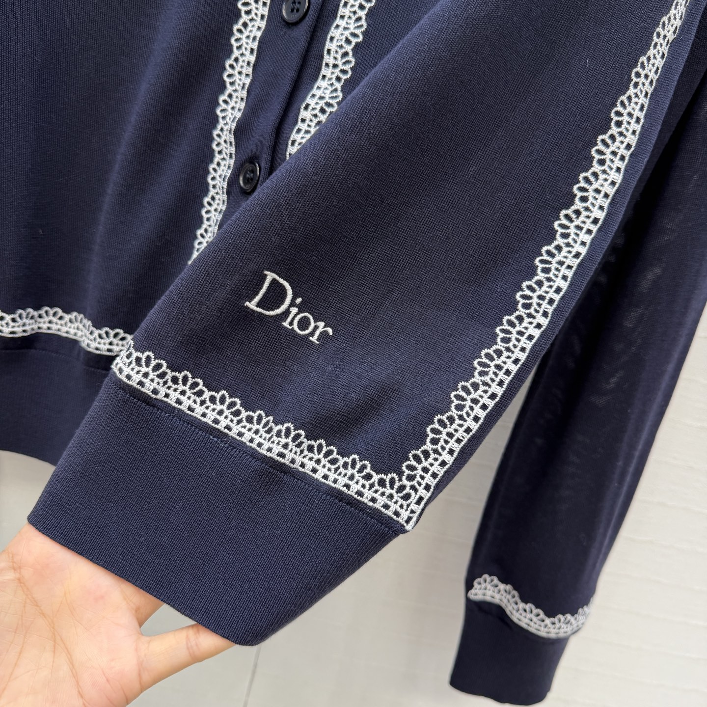 原单品质💋Miss D26s早春新品，花园世界系列针织开衫。进口天丝桑蚕丝纱线质感细腻。定位刺绣画框温柔