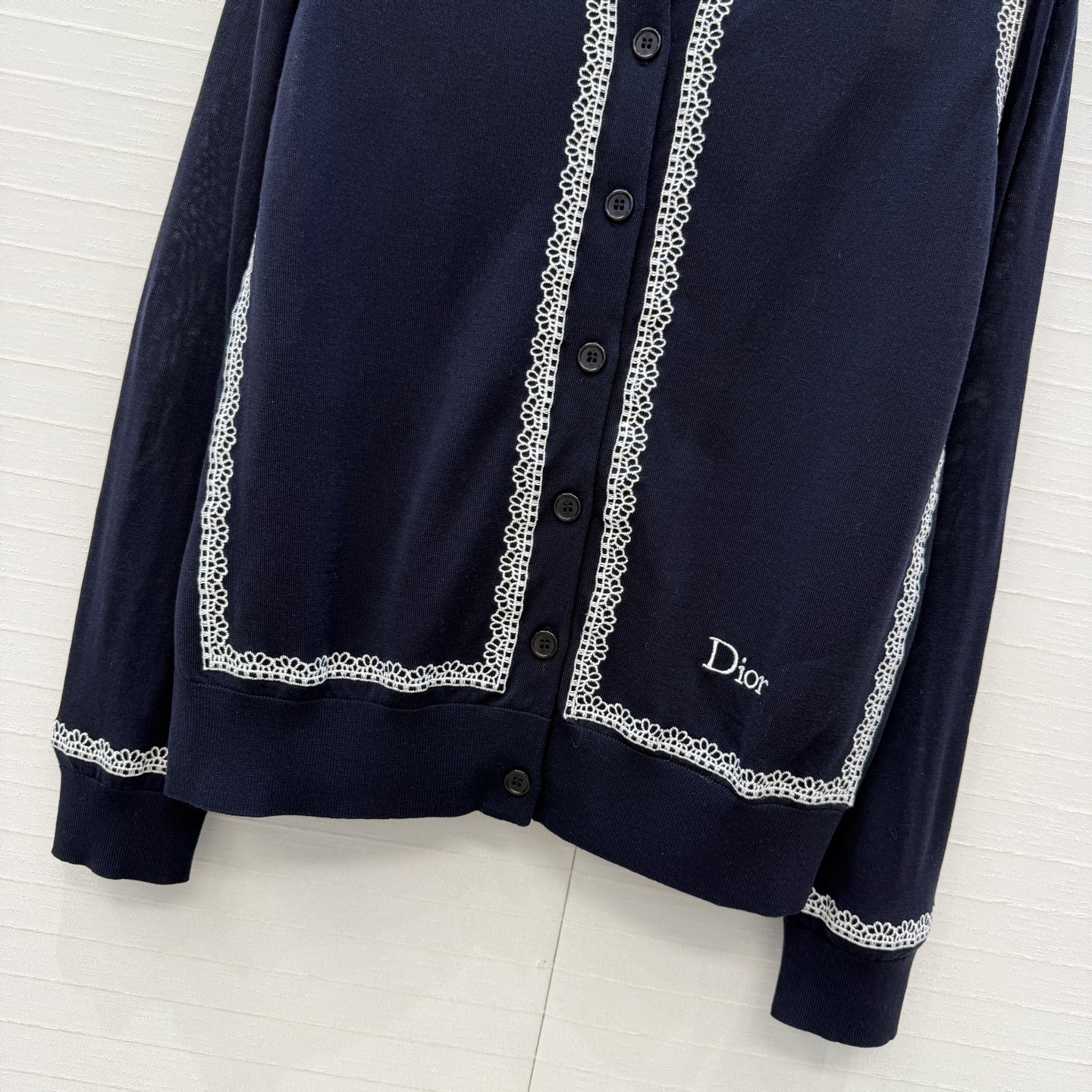 原单品质💋Miss D26s早春新品，花园世界系列针织开衫。进口天丝桑蚕丝纱线质感细腻。定位刺绣画框温柔