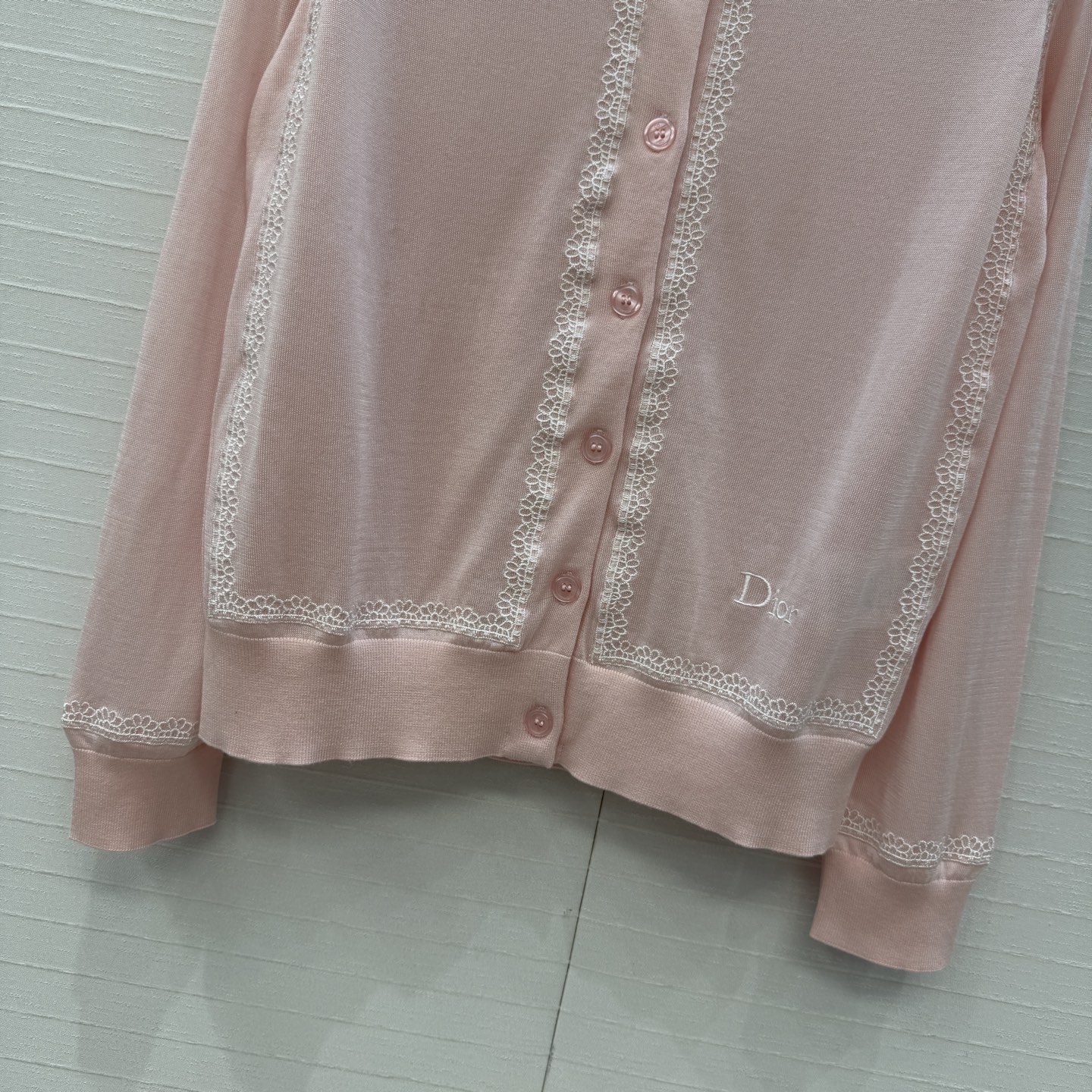 原单品质💋Miss D26s早春新品，花园世界系列针织开衫。进口天丝桑蚕丝纱线质感细腻。定位刺绣画框温柔