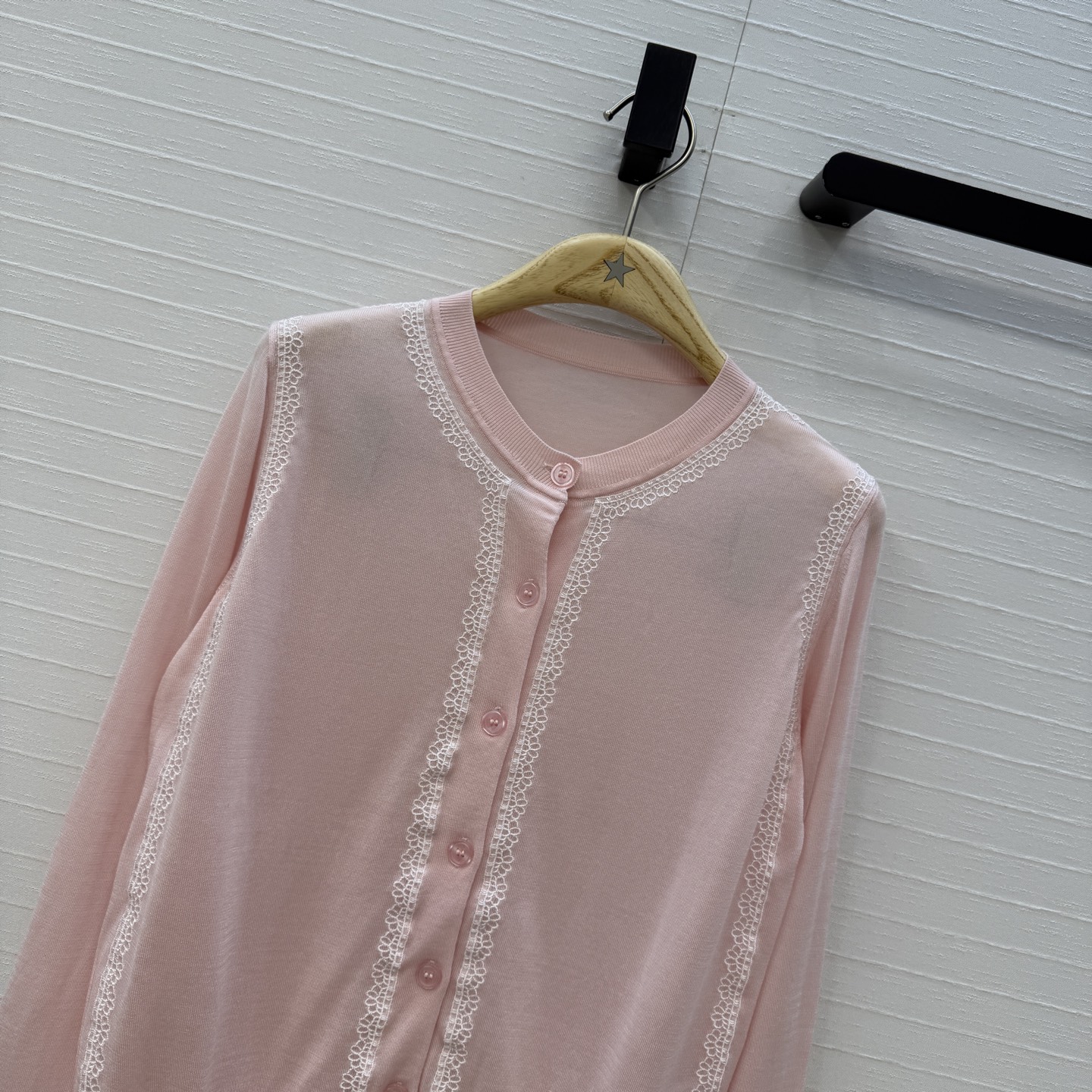 原单品质💋Miss D26s早春新品，花园世界系列针织开衫。进口天丝桑蚕丝纱线质感细腻。定位刺绣画框温柔