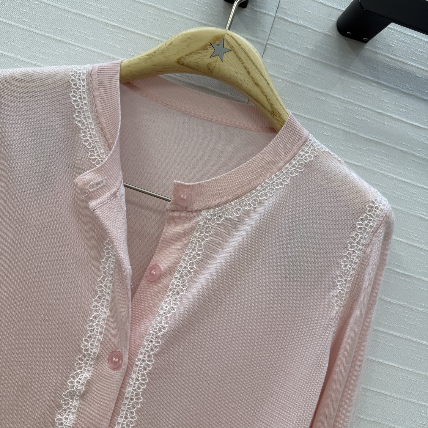原单品质💋Miss D26s早春新品，花园世界系列针织开衫。进口天丝桑蚕丝纱线质感细腻。定位刺绣画框温柔