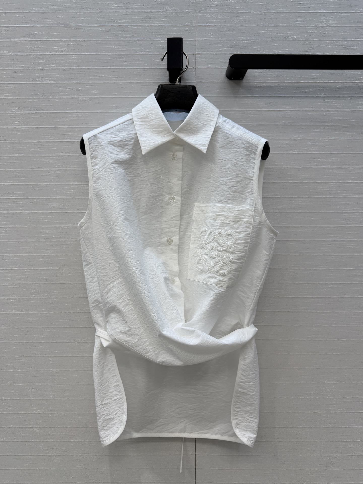 NO:860132,Hot item recommendation: Lw Paula’s Ibiza series logo embroidered sleeveless shirt, irregular tie hem design, H version is not attractive!  The upper body is super slim!  Romantic urban vacation style. Bai Fumei's must-have light cotton fabric. The quality of workmanship depends on the details. Three colors and three sizes. Big list. S size, bust 94, length 55-63..., Loewe-clothing, loewe, shirts,19860909爆单推荐 Lw Paula’s Ibiza 系列徽标刺绣无袖衬衫,不规则系带下摆设计 H版型不挑人！上身超显瘦！浪漫都市度假风 白富美必入神器轻薄纯棉面料 做工品质看细节,三色三码,大单子甩过来.S码,胸围94,衣长55-63..,罗意威-服装,loewe,shirts,,Women's clothing