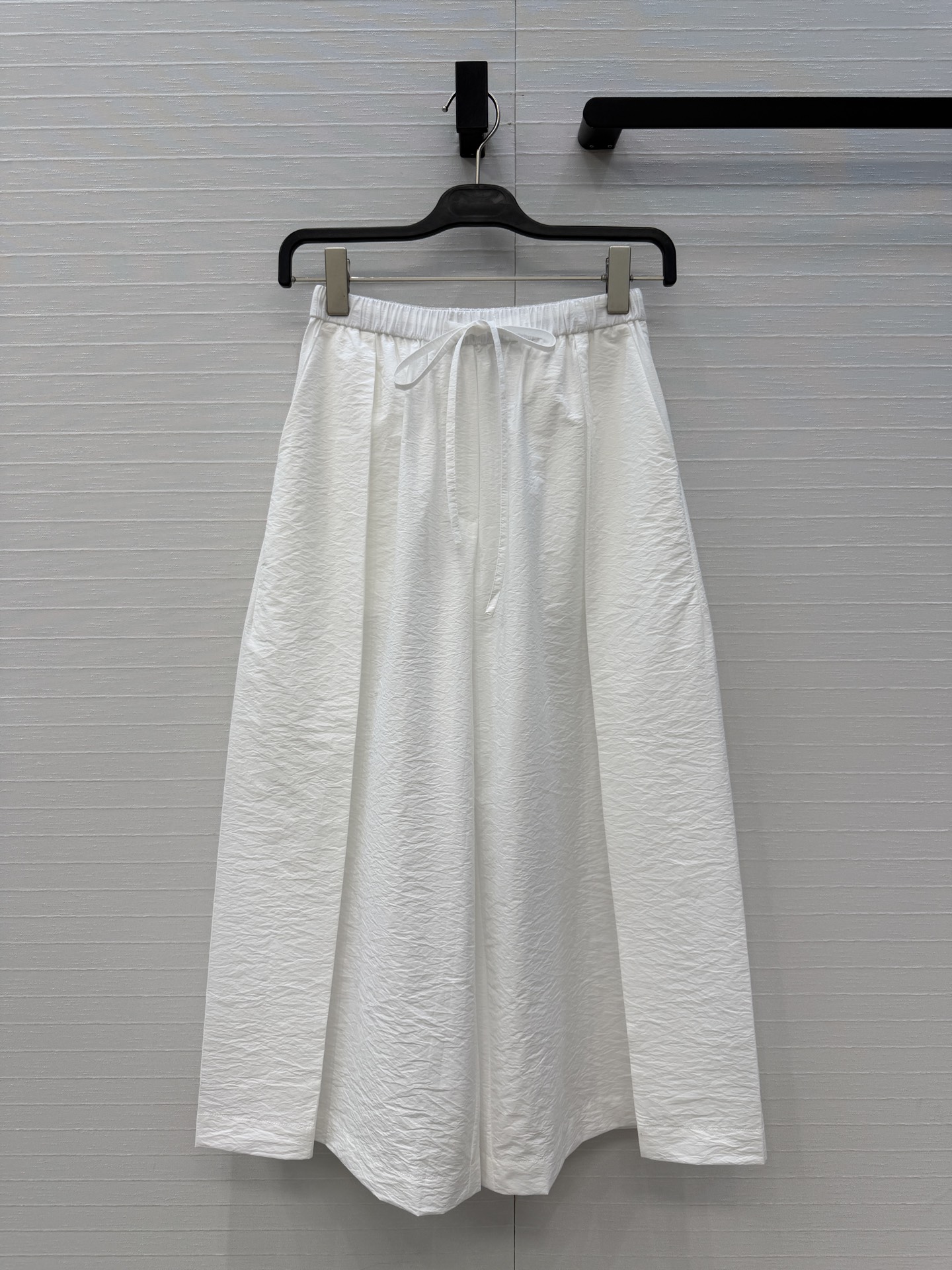 NO:860144,Hot item recommendation: Lw Paula’s Ibiza series logo patch pocket embroidered casual pants!  Classic elastic waist, loose pleats, and a straight-leg silhouette that’s not flattering!  The upper body is super slim!  Romantic holiday style, a must-have item for Bai Fumei. The workmanship quality of light and pure cotton fabric depends on the details. Three colors and three sizes. Big slip. Size S. Waist 62, hip 106, trouser length 85..., Loewe-clothing, loewe,19860909爆单推荐 Lw Paula’s Ibiza 系列徽标贴袋刺绣休闲裤！经典松紧腰 压褶宽松 直筒版型不挑人！上身超显瘦！浪漫度假风 白富美必入神器轻薄纯棉面料做工品质看细节,三色三码,大单子甩过来.S码.腰围62,臀围106,裤长85..,罗意威-服装,loewe,,Women's clothing