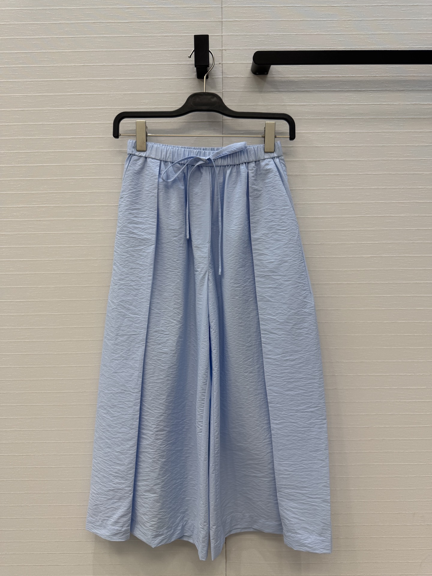 NO:860118,Hot item recommendation: Lw Paula’s Ibiza series logo patch pocket embroidered casual pants!  Classic elastic waist, loose pleats, and a straight-leg silhouette that’s not flattering!  The upper body is super slim!  Romantic holiday style, a must-have item for Bai Fumei. The workmanship quality of light and pure cotton fabric depends on the details. Three colors and three sizes. Big slip. Size S. Waist 62, hip 106, trouser length 85..., Loewe-clothing, loewe,19860909爆单推荐 Lw Paula’s Ibiza 系列徽标贴袋刺绣休闲裤！经典松紧腰 压褶宽松 直筒版型不挑人！上身超显瘦！浪漫度假风 白富美必入神器轻薄纯棉面料做工品质看细节,三色三码,大单子甩过来.S码.腰围62,臀围106,裤长85..,罗意威-服装,loewe,,Women's clothing