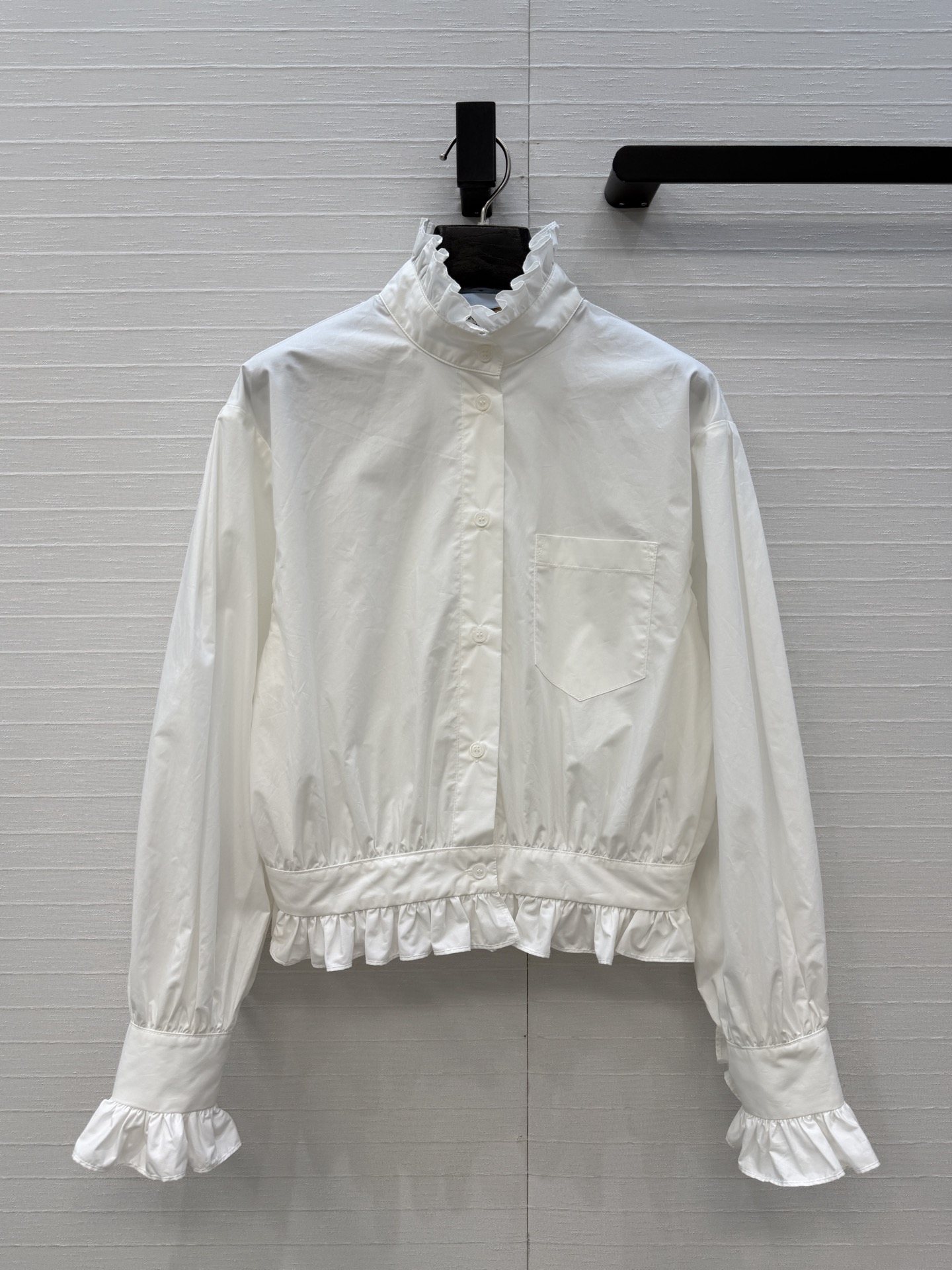 NO:860105,High-end quality Slp* new palace-style lace stand-collar white shirt, French light commuting style, full of elegant retro temperament!  The stand-up collar, pleated lace splicing, cuffs and hem are designed to be smart and sophisticated. The short-cut, loose-fitting waist is loose, versatile and tall. You can see the workmanship of the imported cotton poplin fabric, three sizes in one color, size 36. Shoulder width 43, bust 98, length 51., Saint Laurent - Clothing, loro piana, saint laurent, shirts,19860909高端品质Slp*新品宫廷风花边立领白衬衫,法式轻通勤风,优雅复古气质满分！立领褶皱花边拼接袖口和下摆设计干练精致感十足.短裁宽松收腰版型上身松弛百搭又显高挑.进口棉府绸面料做工品质自己看,一色三码,36码.肩宽43,胸围98,衣长51.,圣罗兰-服装,loro piana,saint laurent,shirts,,Women's clothing