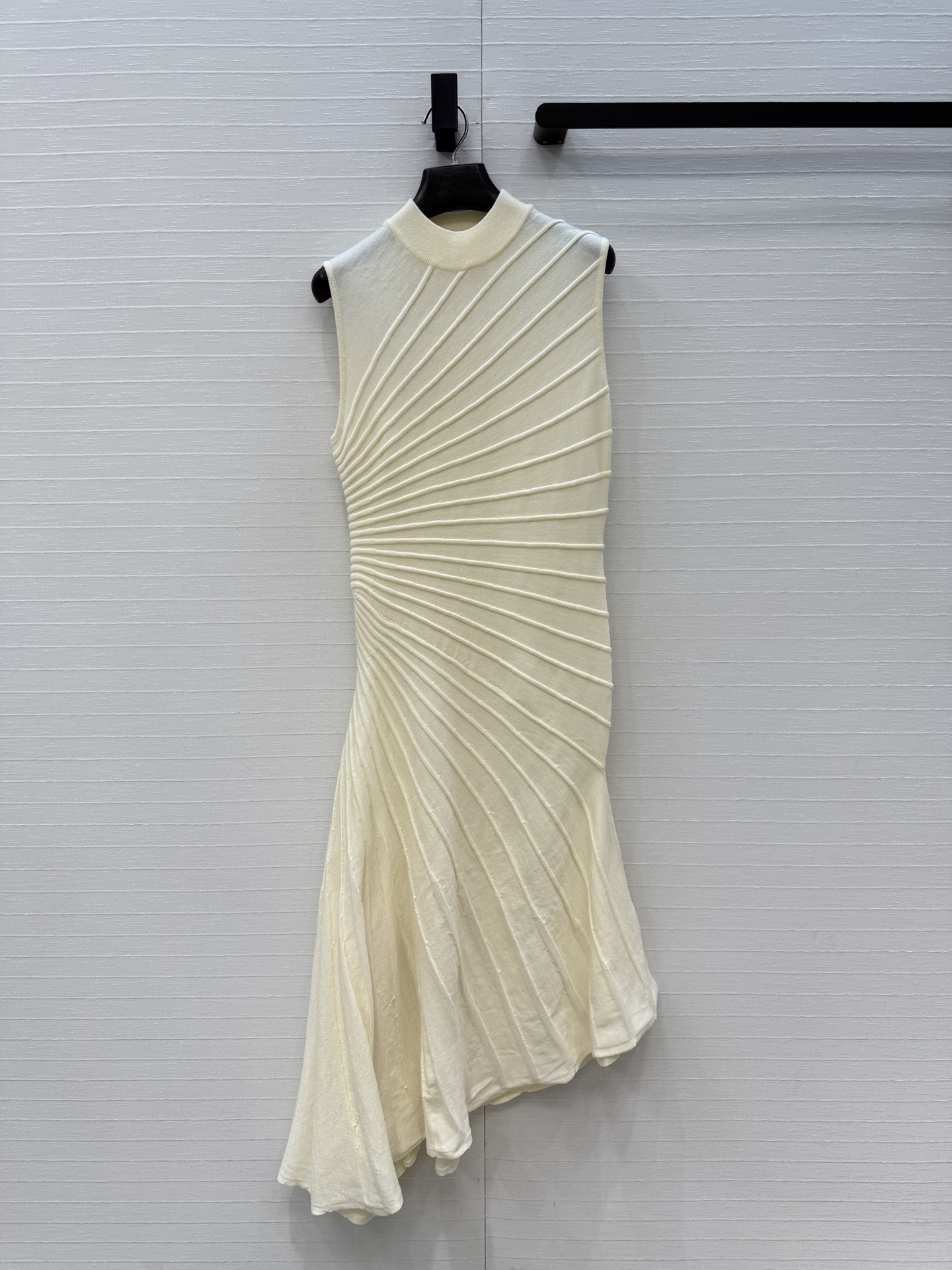 NO:860206,I highly recommend the sculptural knitted dress from the Ala*26 spring and summer series. It is made of virgin wool, which is soft and breathable. The diagonal ray structure design directly enshrines the gods. The natural drape and pleats are like folding the sun into the skirt. The waist is cut to outline the curves, which is irregular.  The hem of the skirt lengthens the proportion of the legs, making it elegant and slimming. It has a cool and high-end feel, which can be easily used for commuting, dating, and formal occasions. Two colors and three sizes, M size, bust 72, waist 74, skirt length 102..., women's clothing, skirts,19860909强烈推荐Ala*26春夏系列雕塑感针织连衣裙,采用初剪羊毛,柔软贴肤又透气.斜射线结构设计直接封神,自然垂坠压褶像把阳光折进裙摆,收腰剪裁勾勒曲线,不规则裙摆拉长腿部比例,优雅又显瘦.自带清冷高级感,通勤、约会、正式场合都能轻松驾驭.两色三码,M码,胸围72,腰围74,裙长102..,女装,skirts,,Women's clothing