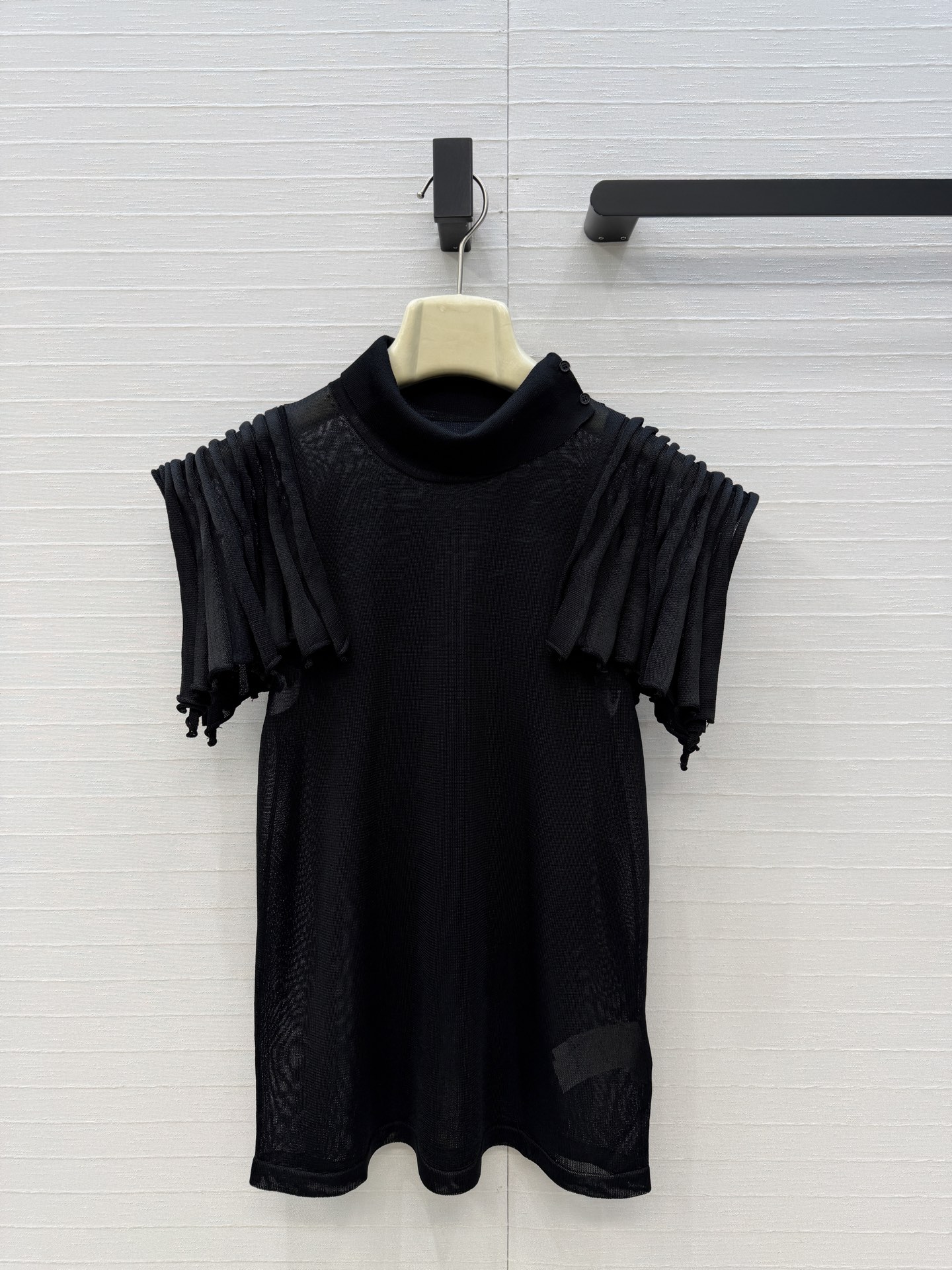 NO:860194,The exclusive first release of Alai*26's new black ruffled knitted top. It is made of viscose material that is skin-friendly and breathable. It is super comfortable to wear in spring and summer!  The high collar + side button design allows you to switch between high collar or lapel at will, which is versatile and flexible. The leaf-shaped pleats on the shoulders are super three-dimensional, breaking the dull black color. The slim cut makes you look slimmer. The short sleeves cover the arms, and the lines are perfect!  It can be easily used for daily commuting and dating. Paired with high-waisted pants or skirts, the elegance will be straightened out; three sizes in one color, S size, bust 84, length 60..., women's clothing, alaia, skirts, T-shirt,19860909独家首发Alai*26新品黑色褶饰针织上衣,采用粘纤材质亲肤透气,春夏穿超舒服！高领+侧扣设计随心切换高领or翻领,百搭又灵活.肩部叶形褶饰超有立体感,打破黑色沉闷,修身剪裁显瘦,短袖遮手臂,线条感满分！日常通勤、约会都能轻松驾驭,搭配高腰裤或裙装,优雅气质直接拉满；一色三码,S码,胸围84,衣长60..,女装,alaia,skirts,T-shirt,,Women's clothing