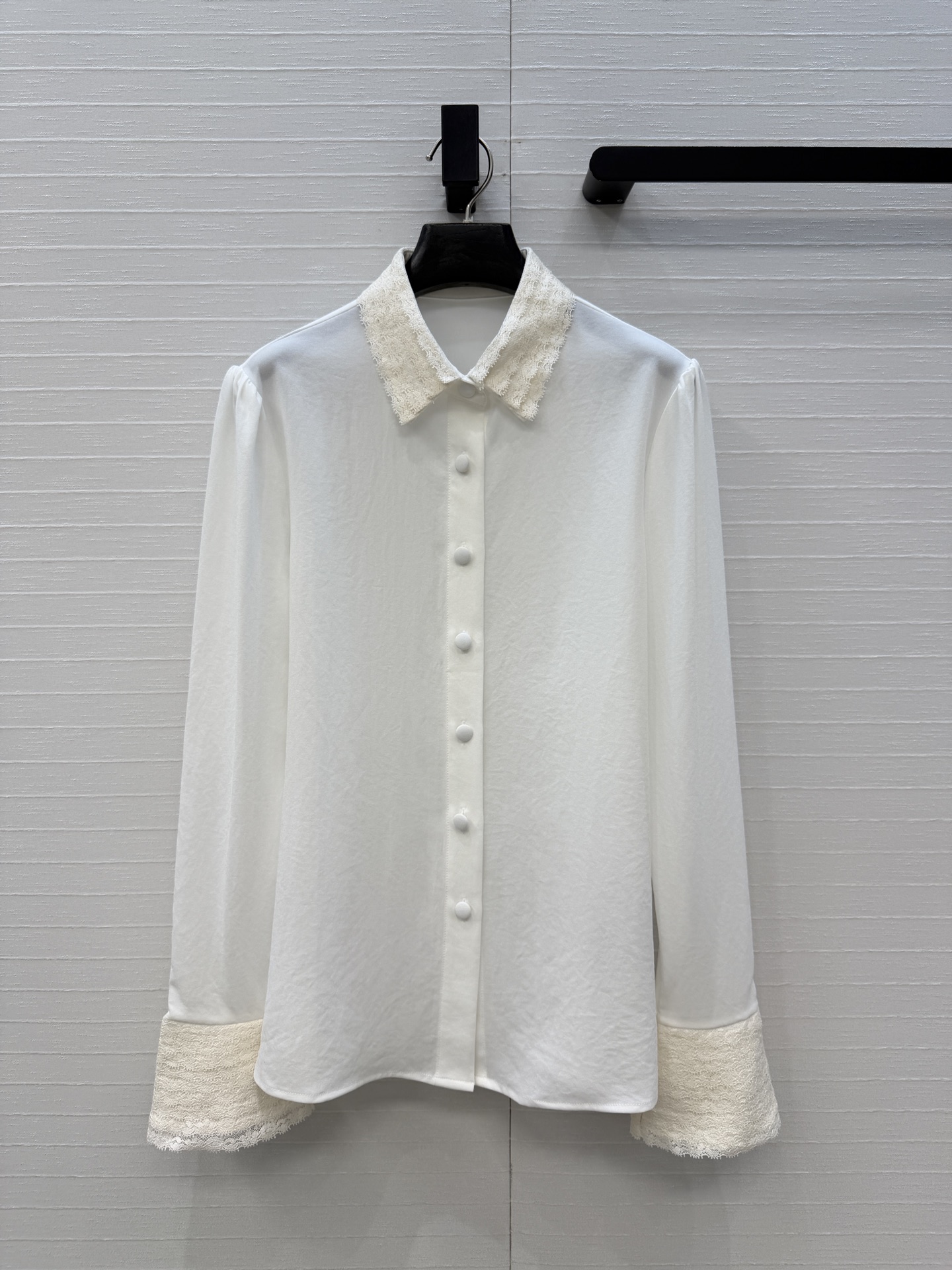 NO:860182,High-end quality V-series outfits for ladies!  Palace style lace patchwork silk shirt!  Silk acetate fabric. Layered lotus leaf sleeve design is high-end and sweet!  The classic version is versatile, elegant and sweet!  Perfect workmanship quality depends on the details, one color and three sizes, ready to grab, size 36, shoulder width 38, bust 92, length 65..., Valentino-clothing, valentino, shirts, real silk,19860909高端品质V系名媛穿搭！宫廷风蕾丝花边拼接真丝衬衫！真丝醋酸面料.层次荷叶袖设计高级又甜美！经典版型百搭不挑人上身,优雅不失甜美！完美做工品质看细节,一色三码 现货开抢,36码,肩宽38,胸围92,衣长65..,华伦天奴-服装,valentino,shirts,real silk,,Women's clothing
