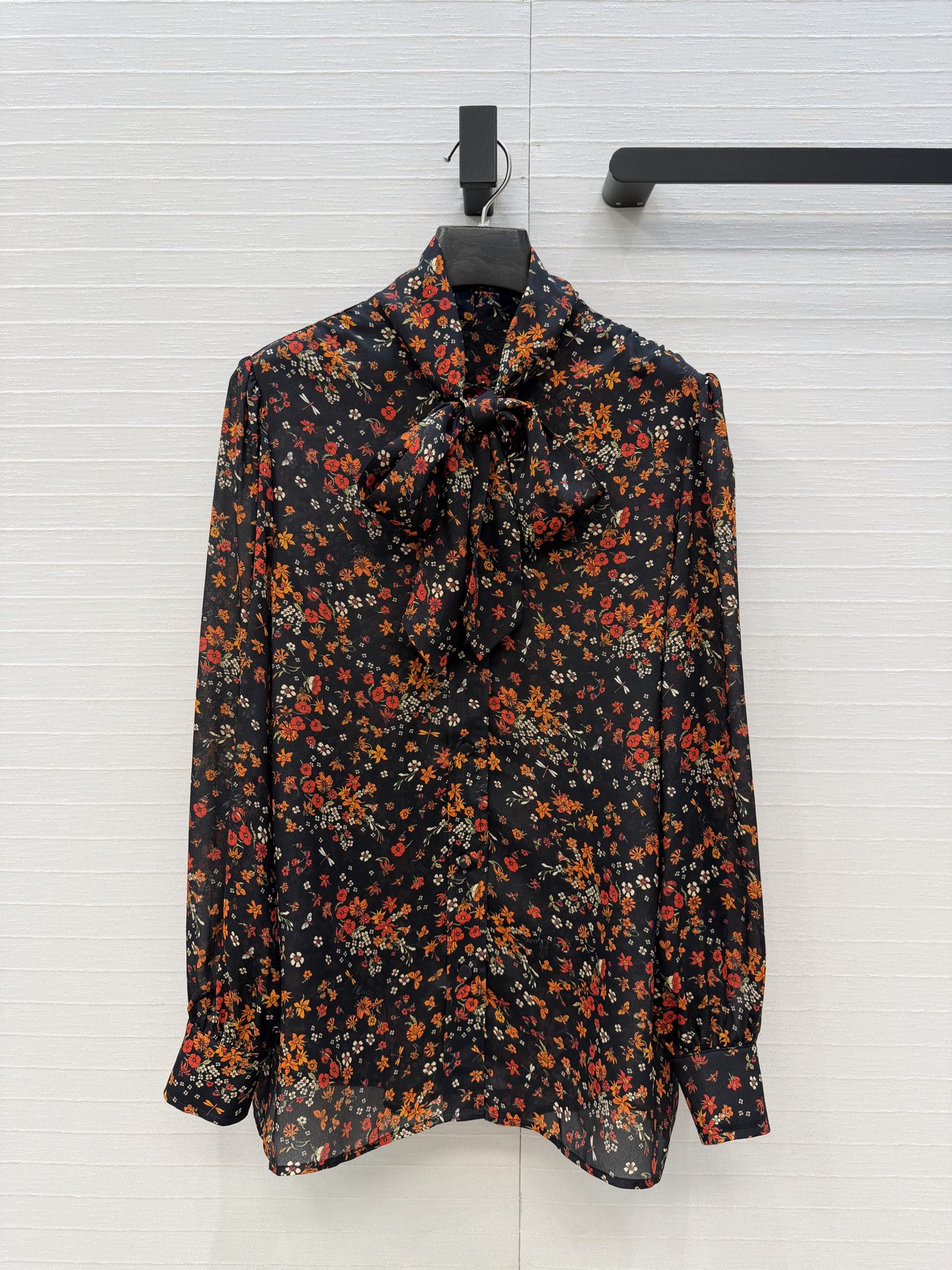 NO:860169,High-end original quality 26 spring and summer GG flower silk shirt!  The silk double-parted fluttering tie has a classic silhouette that makes your upper body look slimmer!  The temperament of small florals is elegant, fashionable and high-end!  A must-have artifact for Bai Fumei!  The style is versatile and easy to choose. Highly recommended to keep it for yourself!  The quality of workmanship depends on the details. Two colors 36.38.40.42. Four sizes. 36, shoulder width 36, bust 94, length 65..., Gucci-clothing, gucci, shirts, real silk,19860909高端原单品质26春夏GG花真丝衬衫！真丝双邹气质飘带领结经典版型上身巨显瘦！气质小碎花优雅时髦又高级的调调！白富美必备神器！版型百搭不挑人.强烈推荐自留款！做工品质看细节.两色36.38.40.42.四码.36码,肩宽36,胸围94,衣长65..,古驰-服装,gucci,shirts,real silk,,Women's clothing