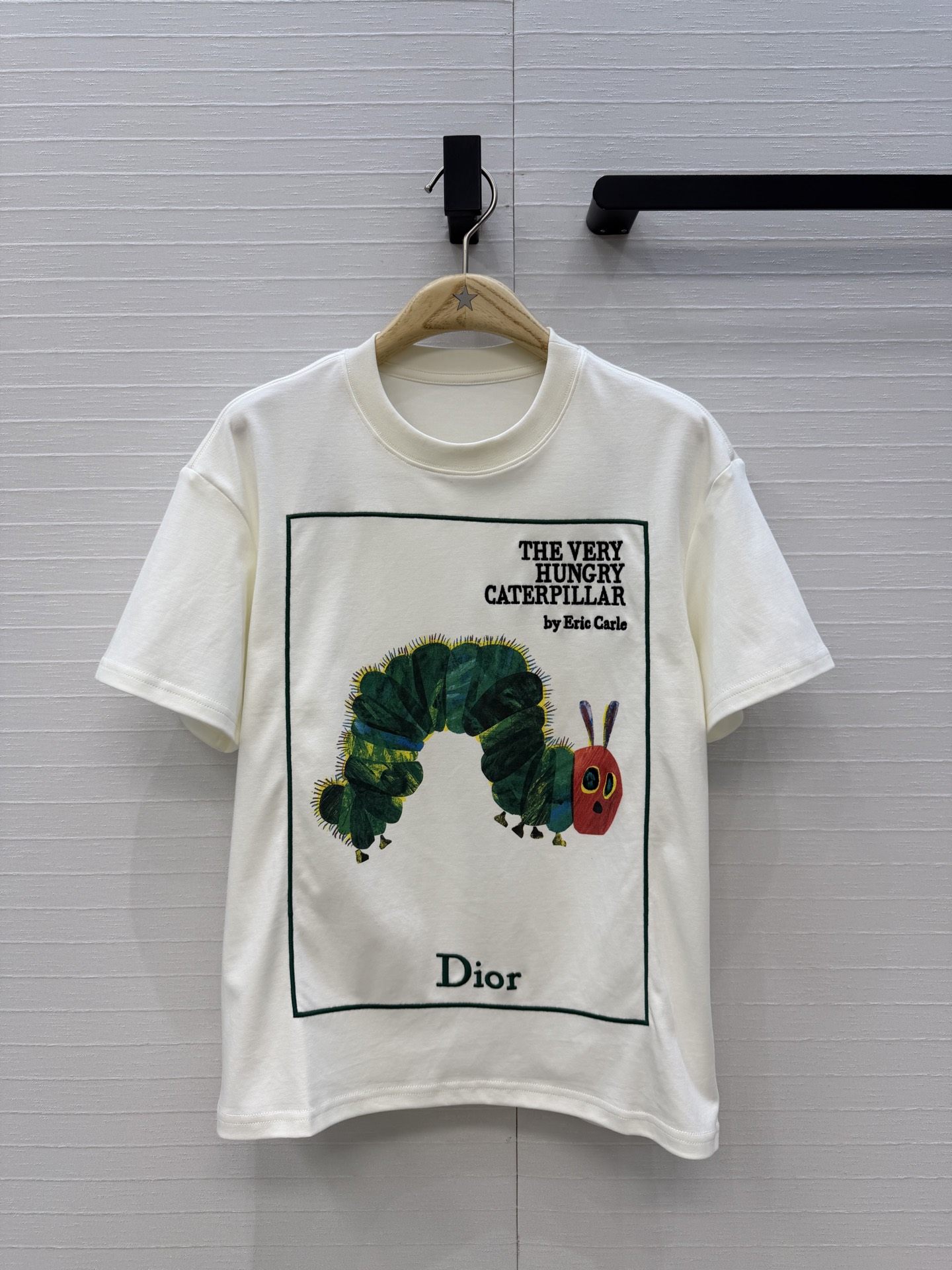 NO:861575,Original quality MissD spring and summer new product series, 'The Very Hungry Caterpillar' co-branded series embroidered printed short-sleeved T-shirt. The front is a classic green caterpillar + retro square frame printed embroidery technology. The imported soft and waxy pure cotton fabric has a great texture. It has a childlike and advanced French lazy style. The loose fit is versatile and easy to match!  The quality of workmanship depends on the details!  One color size 3, size 36, shoulder width 46, bust 96, length 61..., Dior-clothing, dior, T-shirt, tees, t-shirt,19860909原单品质MissD春夏新品系列,《好饿的毛毛虫》联名系列刺绣印花短袖T恤.正面是经典绿色毛毛虫+复古方框印花刺绣工艺,进口软糯纯棉面料质感超赞,童趣又高级的法式慵懒风,宽松版型百搭不挑人！做工品质看细节！一色3码,36码,肩宽46,胸围96,衣长61..,迪奥-服装,dior,T-shirt,tees，t-shirt,,Women's clothing