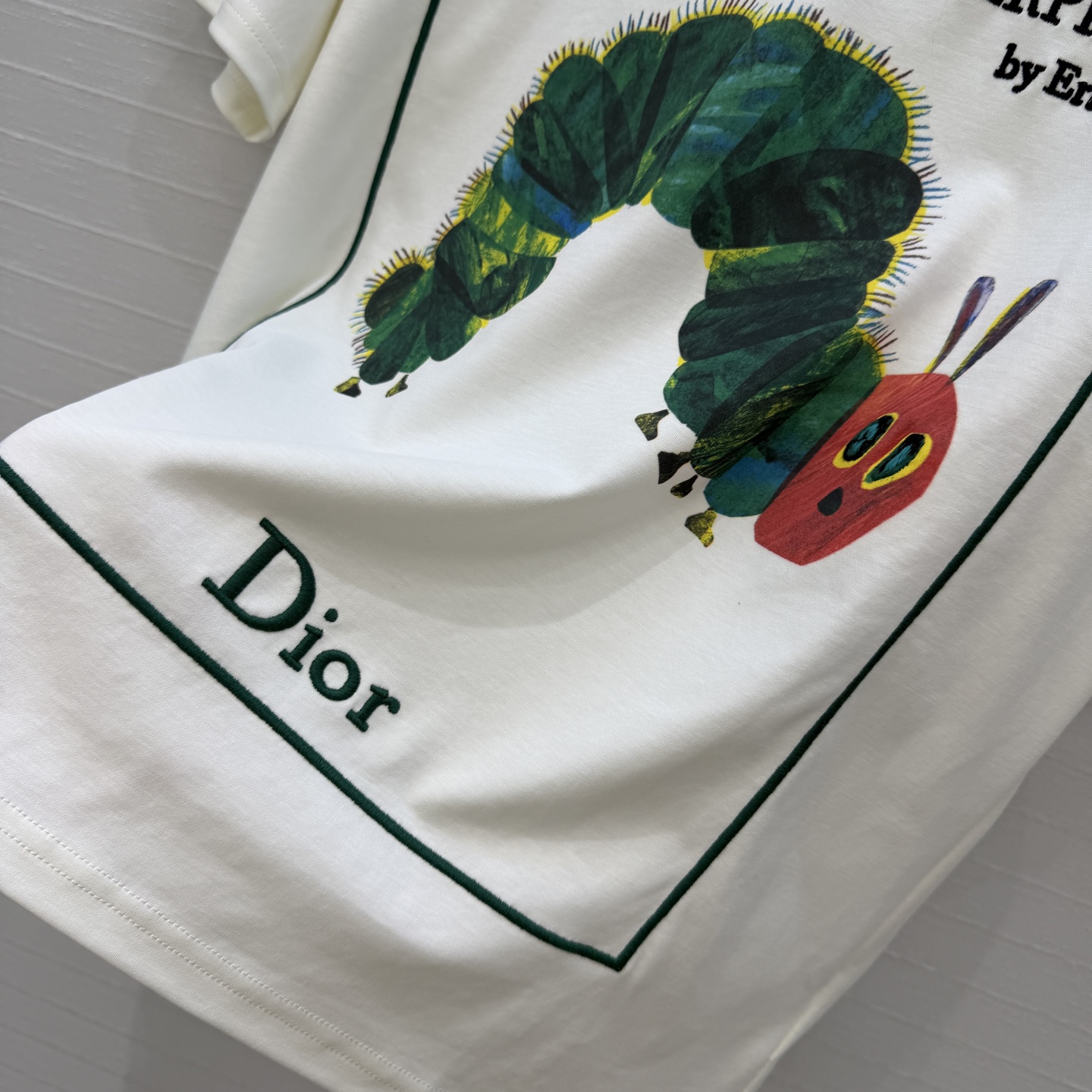 原单品质❤️MissD春夏新品系列，《好饿的毛毛虫》联名系列刺绣印花短袖T恤。正面是经典绿色毛毛虫+复古