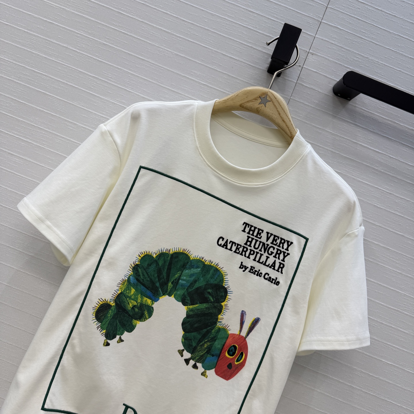 原单品质❤️MissD春夏新品系列，《好饿的毛毛虫》联名系列刺绣印花短袖T恤。正面是经典绿色毛毛虫+复古