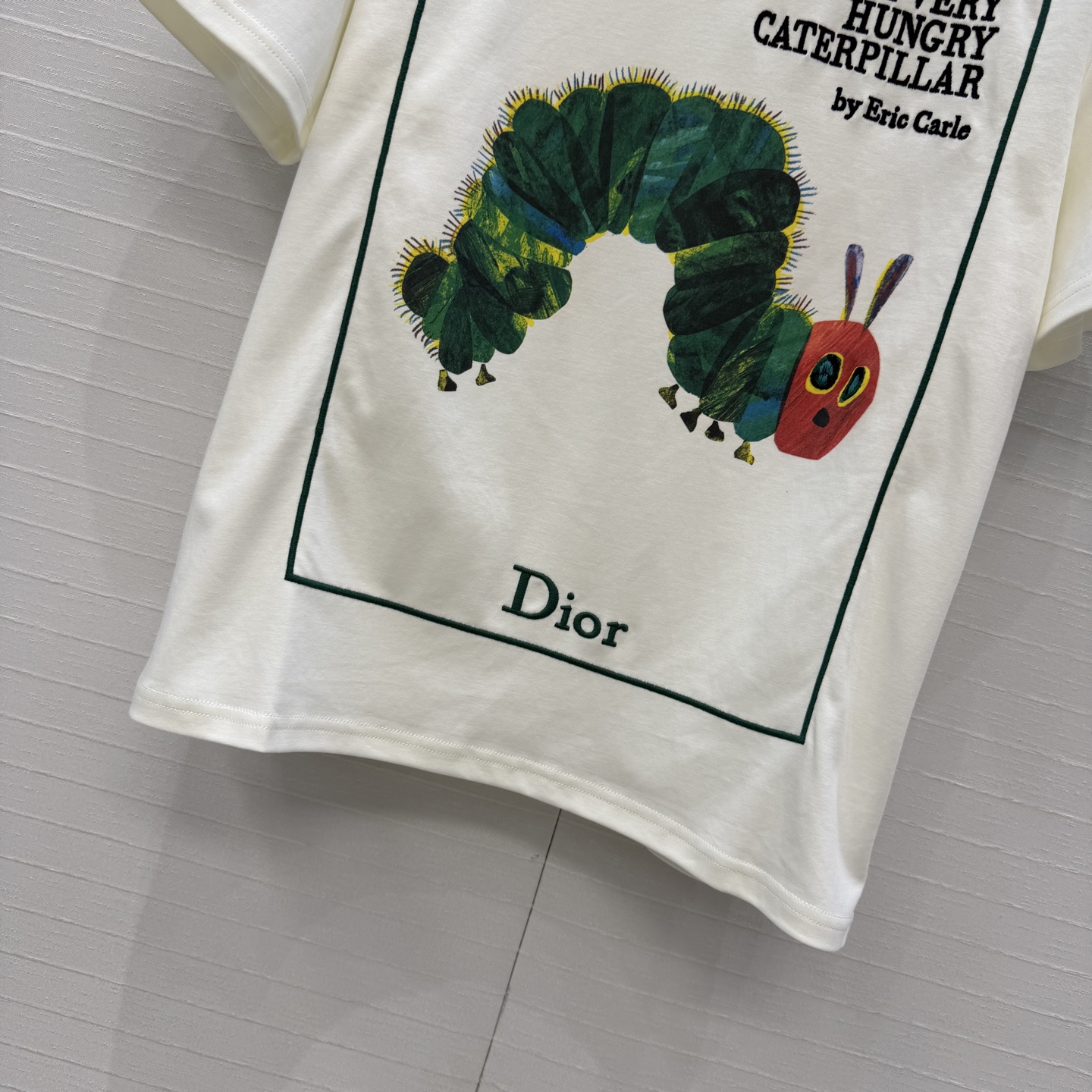 原单品质❤️MissD春夏新品系列，《好饿的毛毛虫》联名系列刺绣印花短袖T恤。正面是经典绿色毛毛虫+复古