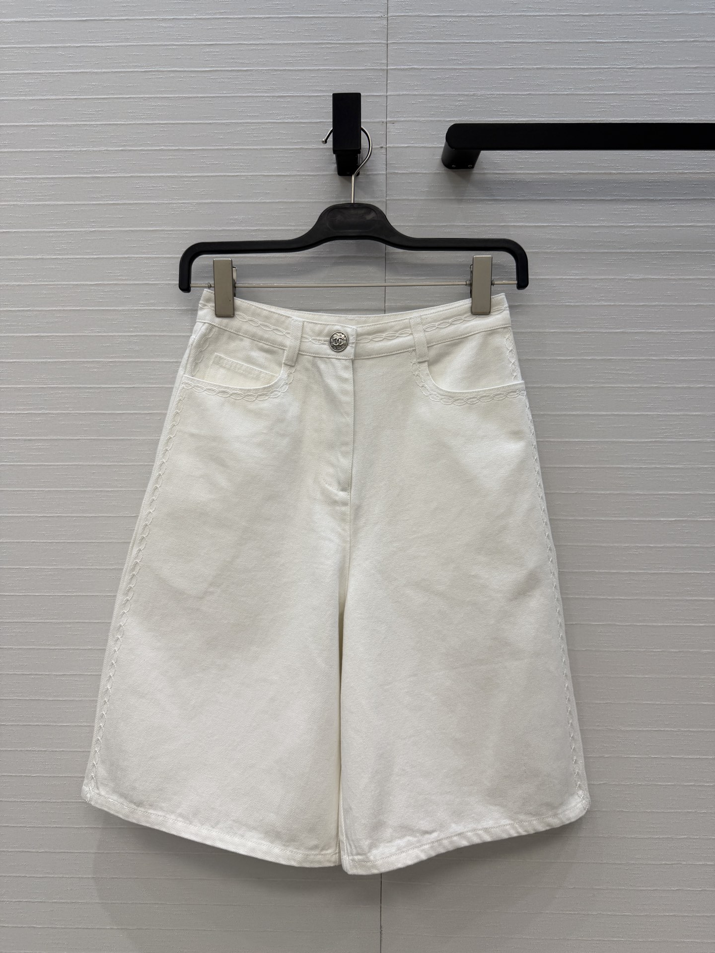 NO:862505,Original quality Coco girl's outfit, 26p piping cable embroidery Bermuda jeans!  Heavy three-dimensional embroidery thread piping embroidery decoration is not ordinary machine embroidery. It is a super layering tool for loose straight pants!  Customized enzyme washed denim fabric!  A must-have item for Bai Fumei. The classic version makes your upper body look slimmer!  High weave count organic pure cotton denim, nostalgic retro wash, fashionable and high-end tone!  The workmanship quality depends on the details. Two colors, 3 sizes. 36, waist 66, hips 86, pants length 57..., Chanel-clothing, chanel, jeans,19860909原单品质coco女孩穿搭,26p滚边绞花刺绣百慕大牛仔裤！重工立体绣线滚边刺绣装饰不是普通机绣 宽松直筒裤型超级叠搭神器！定制酵素洗水牛仔面料！白富美必入单品.经典版型上身巨显瘦！高织数有机纯棉牛仔怀旧复古洗水时髦又高级的调调！做工品质看细节.两色3码.36码,腰围66,臀围86,裤长57..,香奈儿-服装,chanel,jeans,,Women's clothing