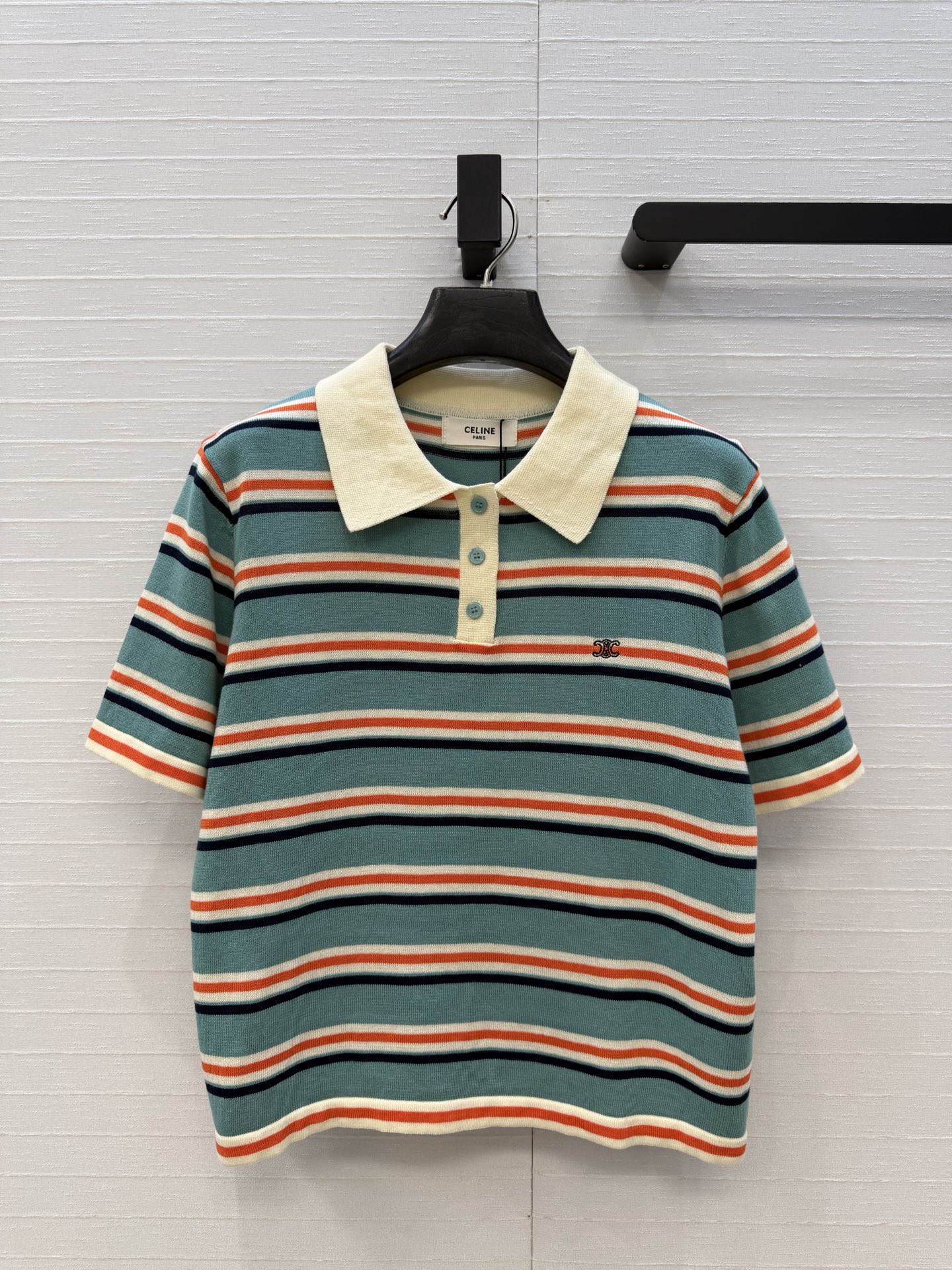 NO:862483,Highly recommend CE long-term wear!  Contrast color striped polo collar knitted short-sleeved top, the color matching design is fresh and age-reducing, the classic version is not flattering on the upper body, looks slim and versatile!  Highly recommended must-have item!  The workmanship quality depends on the details, two colors S-L sizes. Big orders are coming over!  Size M, shoulder width 37, bust 90, length 49..., Celine-clothing, celine, T-shirt,19860909强烈推荐CE长期主义穿搭！撞色条纹polo领针织短袖上衣,拼色设计清新减龄,经典版型不挑人上身显瘦又百搭！强烈推荐必入单品！做工品质看细节,两色S-L码.大单子甩过来！M码,肩宽37,胸围90,衣长49..,赛琳-服装,celine,T-shirt,,Women's clothing
