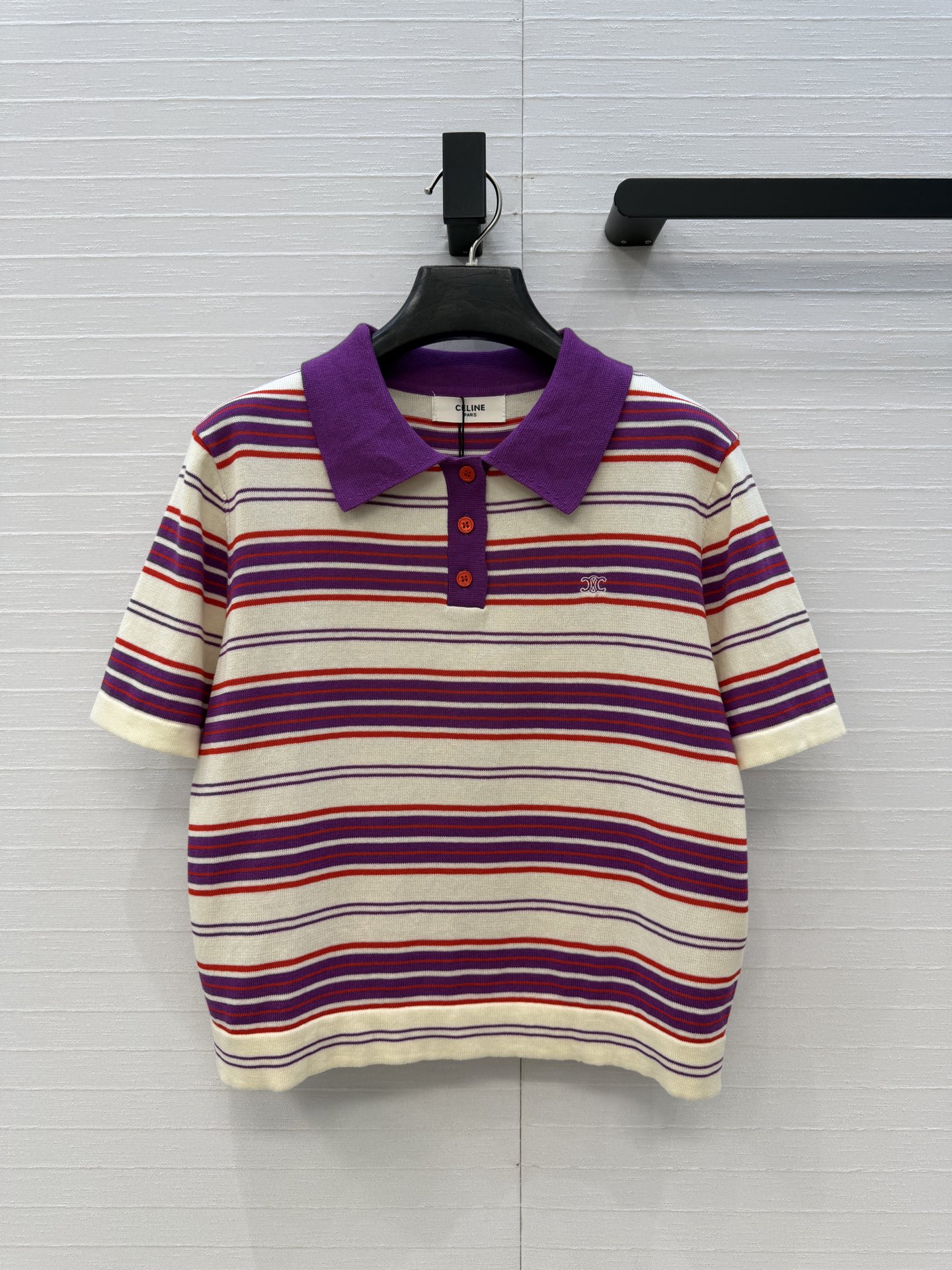 NO:862461,Highly recommend CE long-term wear!  Contrast color striped polo collar knitted short-sleeved top, the color matching design is fresh and age-reducing, the classic version is not flattering on the upper body, looks slim and versatile!  Highly recommended must-have item!  The workmanship quality depends on the details, two colors S-L sizes. Big orders are coming over!  Size M, shoulder width 37, bust 90, length 49..., Celine-clothing, celine, T-shirt,19860909强烈推荐CE长期主义穿搭！撞色条纹polo领针织短袖上衣,拼色设计清新减龄,经典版型不挑人上身显瘦又百搭！强烈推荐必入单品！做工品质看细节,两色S-L码.大单子甩过来！M码,肩宽37,胸围90,衣长49..,赛琳-服装,celine,T-shirt,,Women's clothing