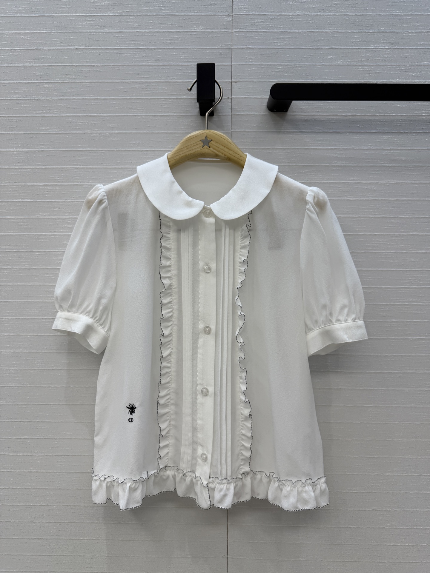 NO:863443,Highly recommended for Di* elegant lady outfits!  Retro palace style maximalist lace short-sleeved silk shirt!  The sense of layering is both sweet and salty to the silk lace design!  The classic version of the doll collar is versatile and not flattering on the upper body, elegant yet sweet!  The quality of workmanship depends on the details, one color S.M.L size is available now, S size, shoulder width 35, bust 96, length 53..., Dior-clothing, dior, shirts, T-shirt, real silk,19860909强烈推荐Di*气质名媛穿搭！复古宫廷风极繁主义花边短袖真丝衬衫！层次感对丝花边设计可甜可盐！娃娃领经典版型百搭不挑人上身,优雅不失甜美！做工品质看细节,一色S.M.L码 现货开抢,S码,肩宽35,胸围96,衣长53..,迪奥-服装,dior,shirts,T-shirt,real silk,,Women's clothing