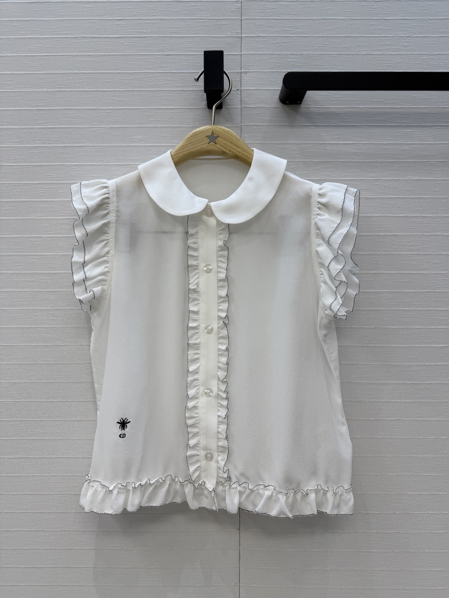 NO:863453,Highly recommended for Di* elegant lady outfits!  Retro palace maximalist lace sleeveless silk shirt!  The sense of layering is both sweet and salty to the silk lace design!  The classic version of the doll collar is versatile and not flattering on the upper body, elegant yet sweet!  The quality of workmanship depends on the details, one color S.M.L size is available now, S size, shoulder width 35, bust 96, length 51..., Dior-clothing, dior, shirts, real silk,19860909强烈推荐Di*气质名媛穿搭！复古宫廷风极繁主义花边无袖真丝衬衫！层次感对丝花边设计可甜可盐！娃娃领经典版型百搭不挑人上身,优雅不失甜美！做工品质看细节,一色S.M.L码 现货开抢,S码,肩宽35,胸围96,衣长51..,迪奥-服装,dior,shirts,real silk,,Women's clothing