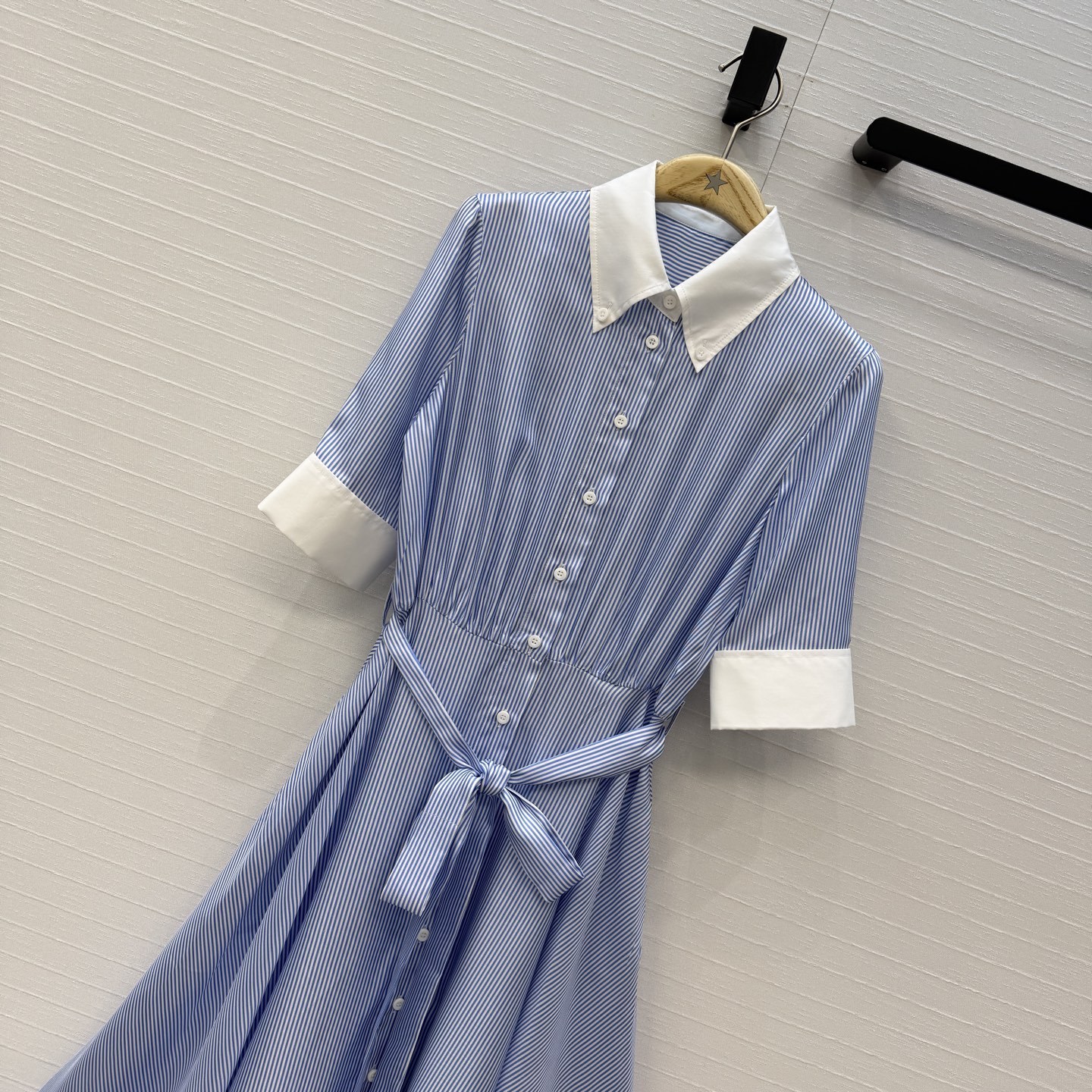高端品质💕MissD高智感穿搭！ 细条纹真丝连衣裙，100%真丝斜纹绸，拼色衬领 中袖设计收腰大A超长裙