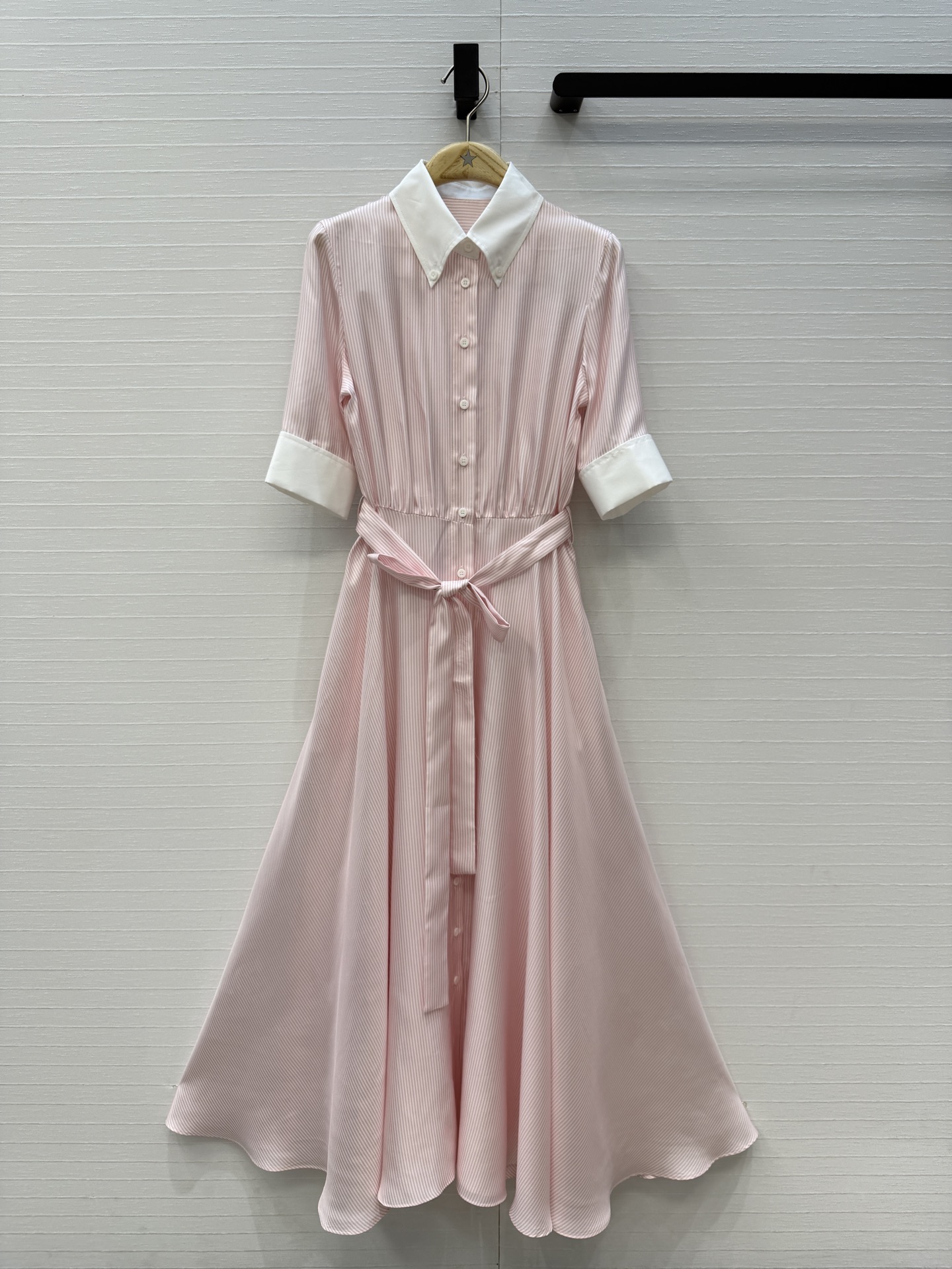NO:863432,High-end quality MissD high-intellectual wear!  Pinstriped silk dress, silk twill, color-blocked collar, mid-sleeve design, waist-cinching, large A-length skirt, and a slimming upper body!  French elegance, intellectual fashion and high-end tone!  A must-have artifact for Bai Fumei!  Highly recommended for self-retention!  The workmanship quality depends on the details, two colors 36.38.40.42. Four sizes.36, shoulder width 36, bust 90, waist 79, skirt length 130..., Dior-clothing, dior, skirts, real silk,19860909高端品质MissD高智感穿搭！ 细条纹真丝连衣裙,真丝斜纹绸,拼色衬领 中袖设计收腰大A超长裙摆版型上身巨显瘦！法式优雅知性时髦又高级的调调！白富美必备神器！强烈推荐自留款！做工品质看细节,两色36.38.40.42.四码.36码,肩宽36,胸围90,腰围79,裙长130..,迪奥-服装,dior,skirts,real silk,,Women's clothing