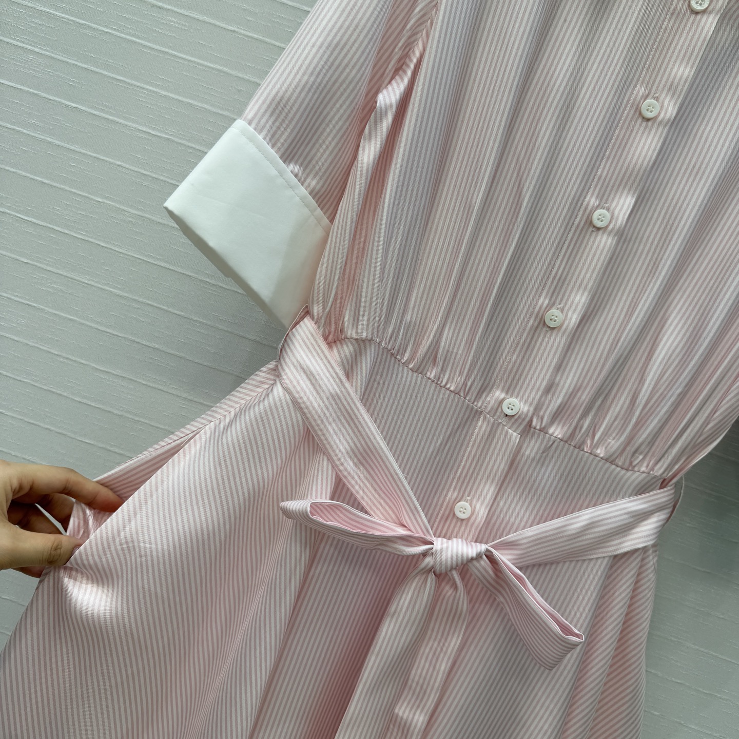高端品质💕MissD高智感穿搭！ 细条纹真丝连衣裙，100%真丝斜纹绸，拼色衬领 中袖设计收腰大A超长裙