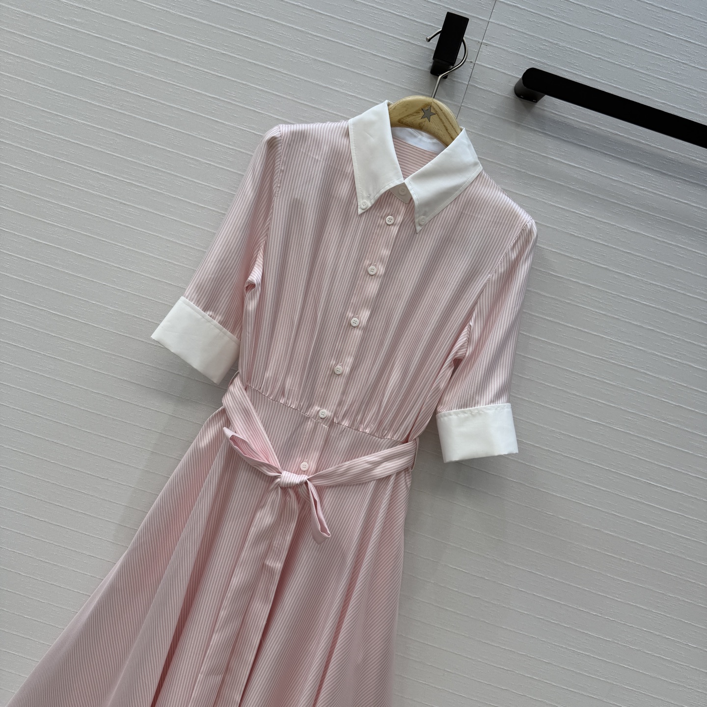 高端品质💕MissD高智感穿搭！ 细条纹真丝连衣裙，100%真丝斜纹绸，拼色衬领 中袖设计收腰大A超长裙