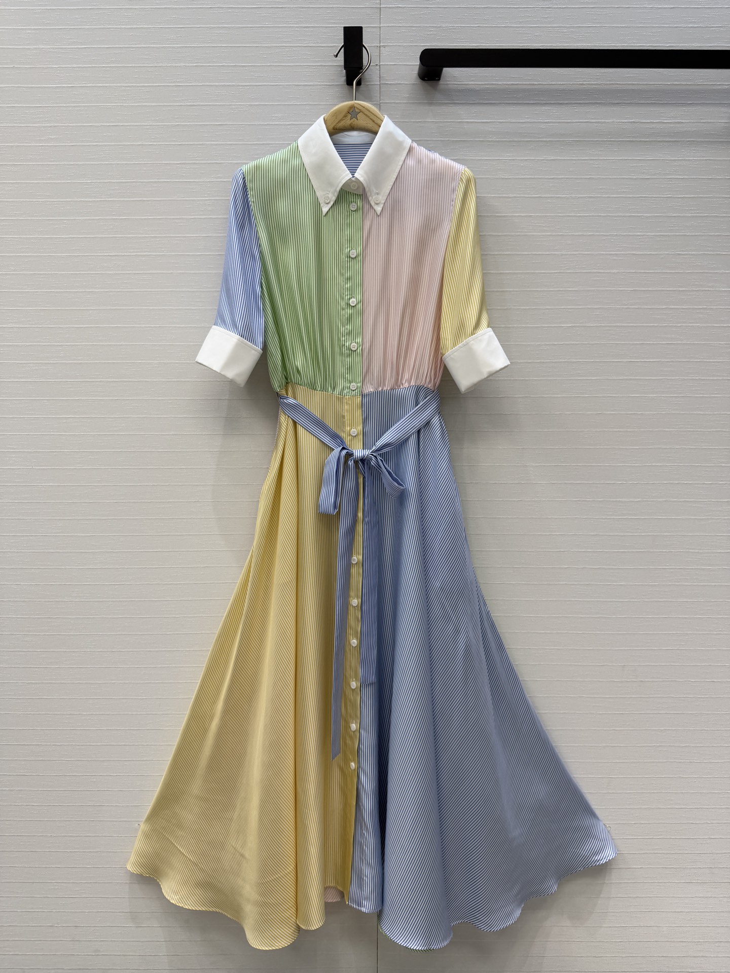 NO:873157,High-end quality MissD high-intellectual wear!  Colorful pinstripe silk dress, silk twill, color-blocked collar, mid-sleeve design, waist-cinching, large A-length skirt, and a slimming upper body!  French elegance, intellectual fashion and high-end tone!  A must-have artifact for Bai Fumei!  Highly recommended for self-retention!  The workmanship quality depends on the details, two colors 36.38.40.42. Four sizes.36, shoulder width 36, bust 90, waist 79, skirt length 130..., Dior-clothing, dior, skirts, real silk,19860909高端品质MissD高智感穿搭！ 彩色细条纹真丝连衣裙,真丝斜纹绸,拼色衬领 中袖设计收腰大A超长裙摆版型上身巨显瘦！法式优雅知性时髦又高级的调调！白富美必备神器！强烈推荐自留款！做工品质看细节,两色36.38.40.42.四码.36码,肩宽36,胸围90,腰围79,裙长130..,迪奥-服装,dior,skirts,real silk,,Women's clothing