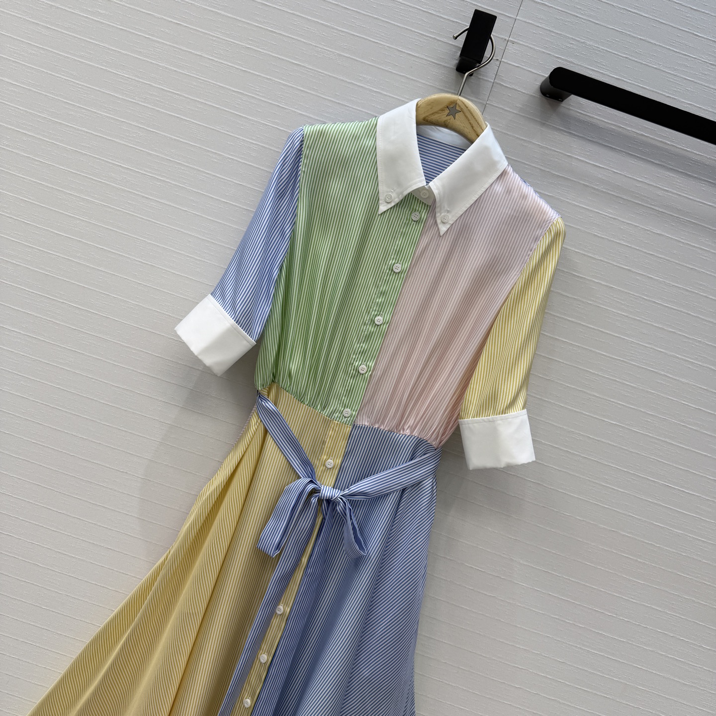 高端品质💕MissD高智感穿搭！ 彩色细条纹真丝连衣裙，100%真丝斜纹绸，拼色衬领 中袖设计收腰大A超