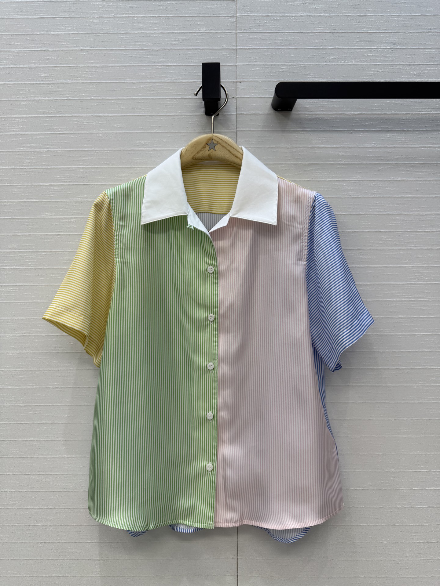 NO:873148,High-end quality MissD high-intellectual wear!  Colorful pinstripe silk short-sleeved shirt, silk twill, color-blocked lapel design, loose H-shaped upper body, slimming down!  Casual and elegant, smart for commuting!  A must-have artifact for Bai Fumei!  Highly recommended for self-retention!  The workmanship quality depends on the details, 36.38.40.42. Four sizes. 36 sizes, shoulder width 37, bust 98, length 58-61.., Dior-clothing, dior, shirts, T-shirt, real silk,19860909高端品质MissD高智感穿搭！ 彩色细条纹真丝短袖衬衫,真丝斜纹绸,拼色翻领设计宽松H版型上身巨显瘦！休闲优雅,通勤知性！白富美必备神器！强烈推荐自留款！做工品质看细节,36.38.40.42.四码.36码,肩宽37,胸围98,衣长58-61..,迪奥-服装,dior,shirts,T-shirt,real silk,,Women's clothing