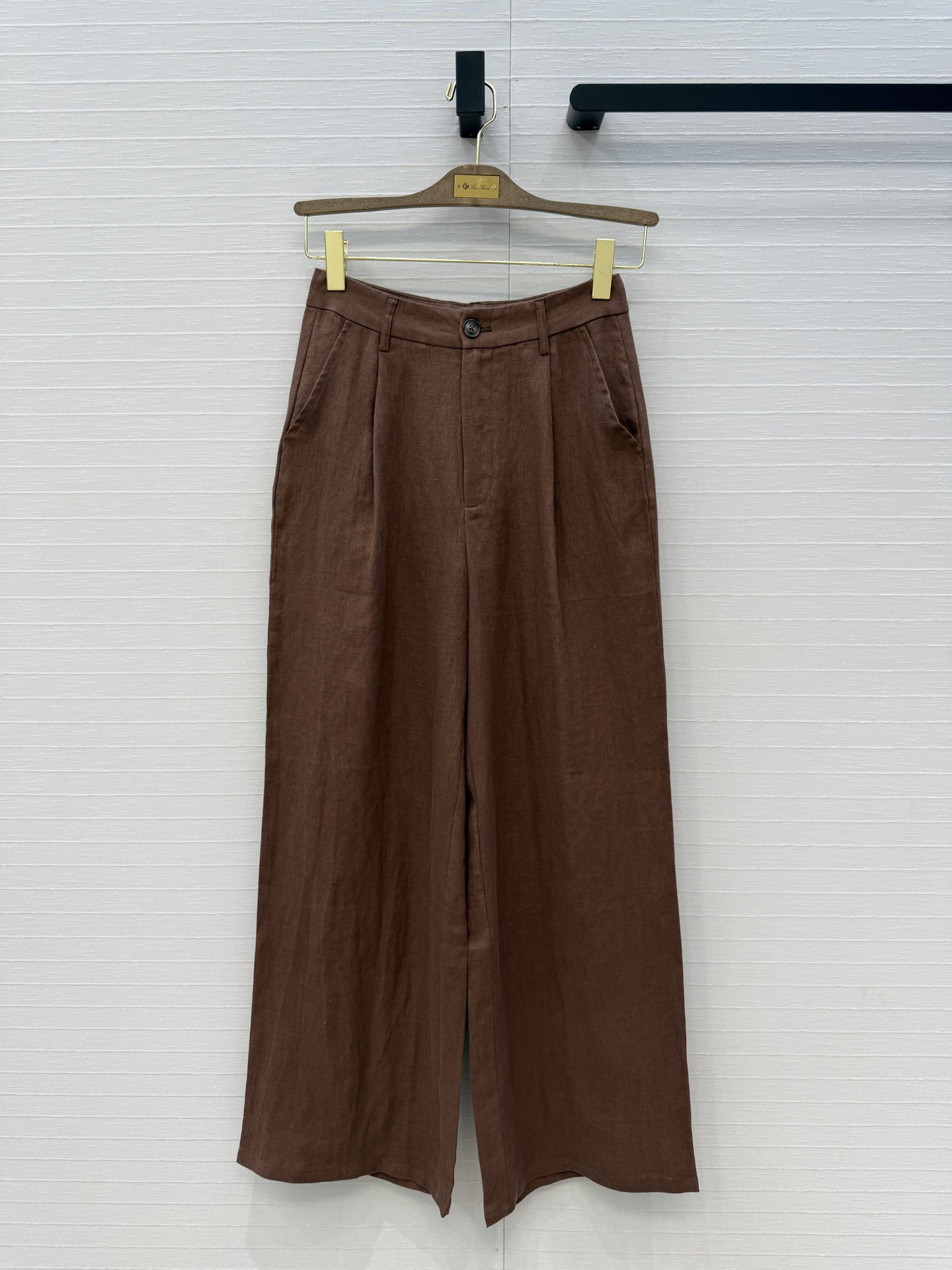 NO:873132,Highly recommend Lp's long-term old-money style outfits, linen trousers. The texture of imported fabrics is amazing!  Customized pleated straight wide-leg pants are casual and chic. The minimalist design upper body is capable and elegant, goddess Style. It is easy to control and interpret different styles for commuting. The quality of workmanship depends on the details. One color 3 sizes. Size S, waist 66, hip 102, trouser length 105..., women's clothing, loro piana,19860909强烈推荐Lp 长期主义老钱风穿搭,亚麻面料西裤.进口面料质感超赞！定制捏褶直筒阔腿裤随性潇洒.极简主义设计上身干练优雅气场女神Style.通勤穿搭轻松驾驭演绎不同风格,做工品质看细节一色3码.S码,腰围66,臀围102,裤长105..,女装,loro piana,,Women's clothing