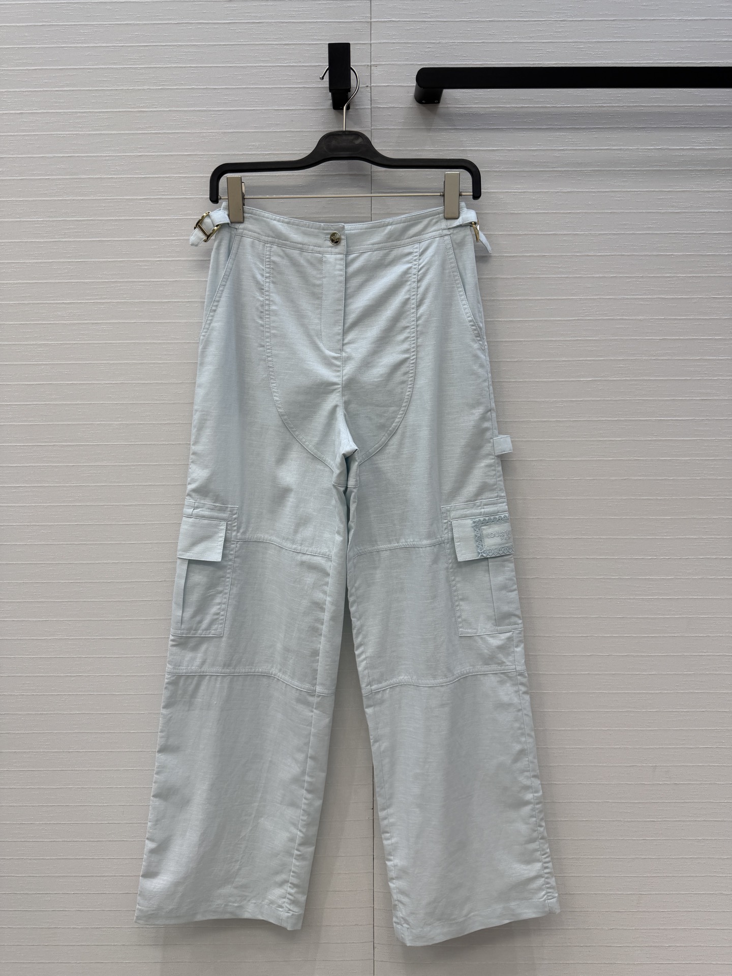 NO:873125,Highly recommended L*Resort resort series work style cotton and linen straight pants, sweet and cool for age-reducing wear. Logo patch embroidery, metal buckle decoration is handsome and fashionable, the style is versatile and slim, and the quality of workmanship depends on the details!  Two colors and 3 sizes are in stock, size S, waist 68, hips 96, pants length 105., Louis Vuitton-clothing, louis vuitton,19860909强烈推荐 L*Resort 度假系列 工装风棉麻直筒裤,甜酷兼备减龄穿搭.徽标贴布绣花,金属扣装饰帅气又时髦,版型不挑人百搭又显瘦,做工品质看细节！两色3码 现货开抢,S码,腰围68,臀围96,裤长105.,路易威登-服装,louis vuitton,,Women's clothing