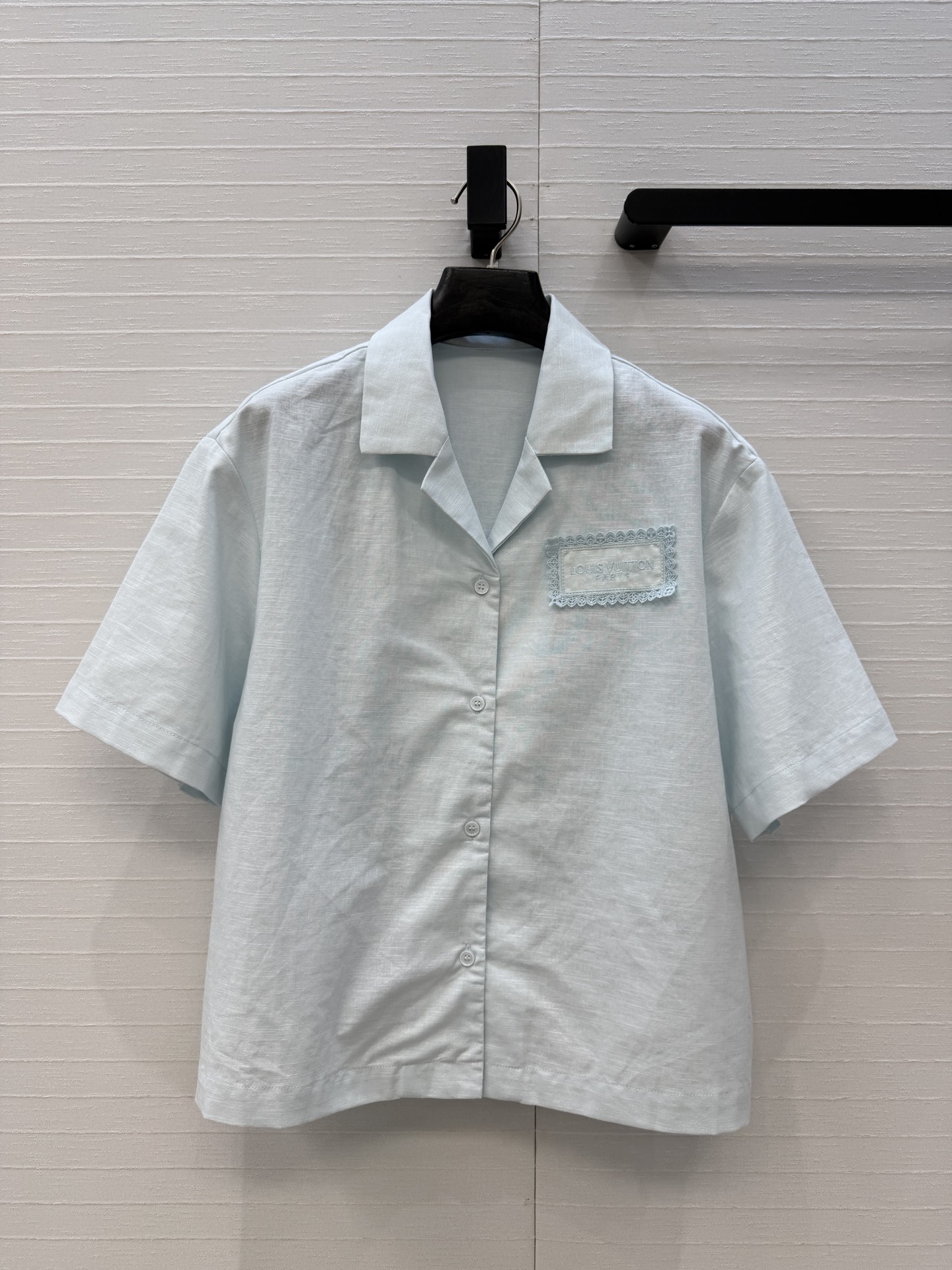 NO:873114,Highly recommend the L*Resort resort series loose short-sleeved cotton and linen shirt, which is both sweet and cool for age-reducing wear. The logo patch embroidery decoration is simple and exquisite, the style is versatile and slim, and the quality of workmanship depends on the details!  Two colors and 3 sizes available now, size S, shoulder width 43, bust 108, length 56..., Louis Vuitton-clothing, louis vuitton, shirts, T-shirt,19860909强烈推荐 L*Resort 度假系列宽松短袖棉麻衬衫,甜酷兼备减龄穿搭.徽标贴布绣花装饰简约精致,版型不挑人百搭又显瘦,做工品质看细节！两色3码 现货开抢,S码,肩宽43,胸围108,衣长56..,路易威登-服装,louis vuitton,shirts,T-shirt,,Women's clothing